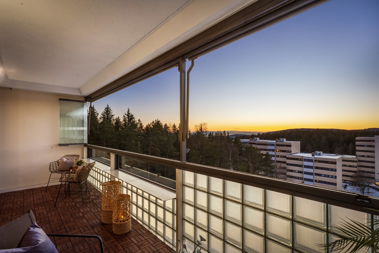 Det er montert stikkontakt og belysning på yttervegg til montering av feks. varmelampe! Galleribilde