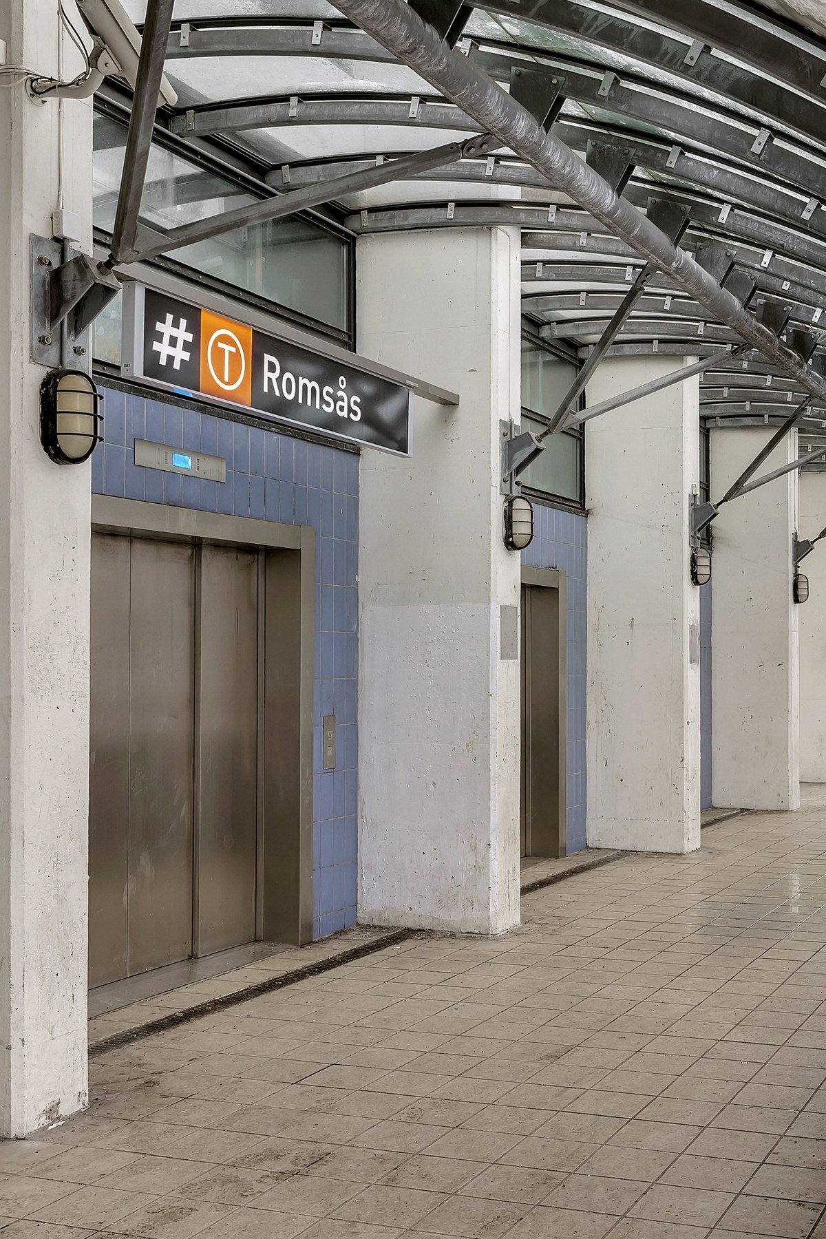 Det er få minutters gange til T-bane stasjonen som er vis-a-vis Romsås senter Galleribilde