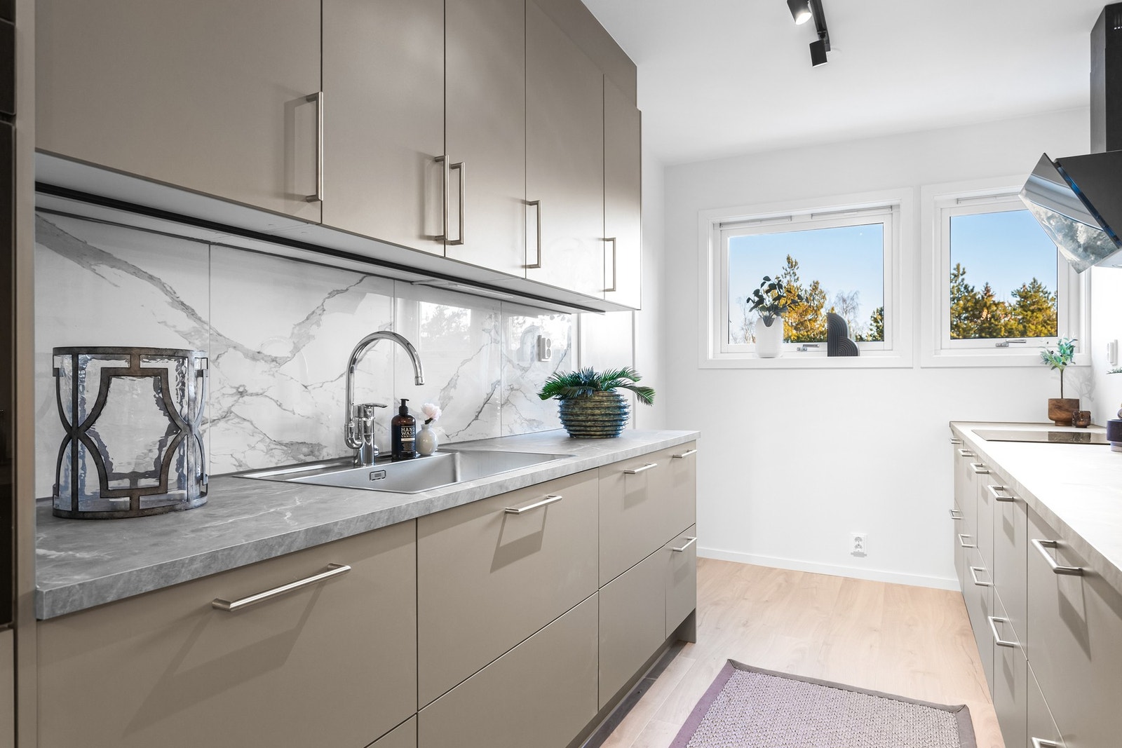 Under overskap har du stilrene fliser med marmor utførelse Galleribilde