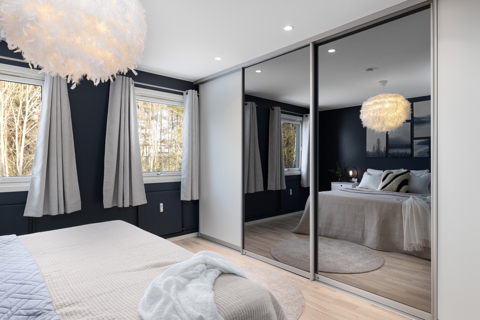 Hovedsoverommet har en praktisk skyvedørsgarderobe med speil for oppbevaring. Galleribilde