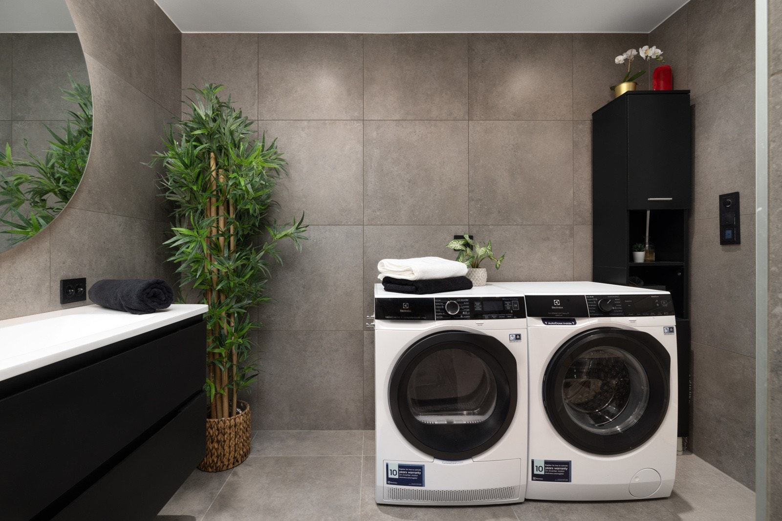 Badet har praktisk opplegg for vaskemaskin, samt god plass til tørketrommel. Galleribilde