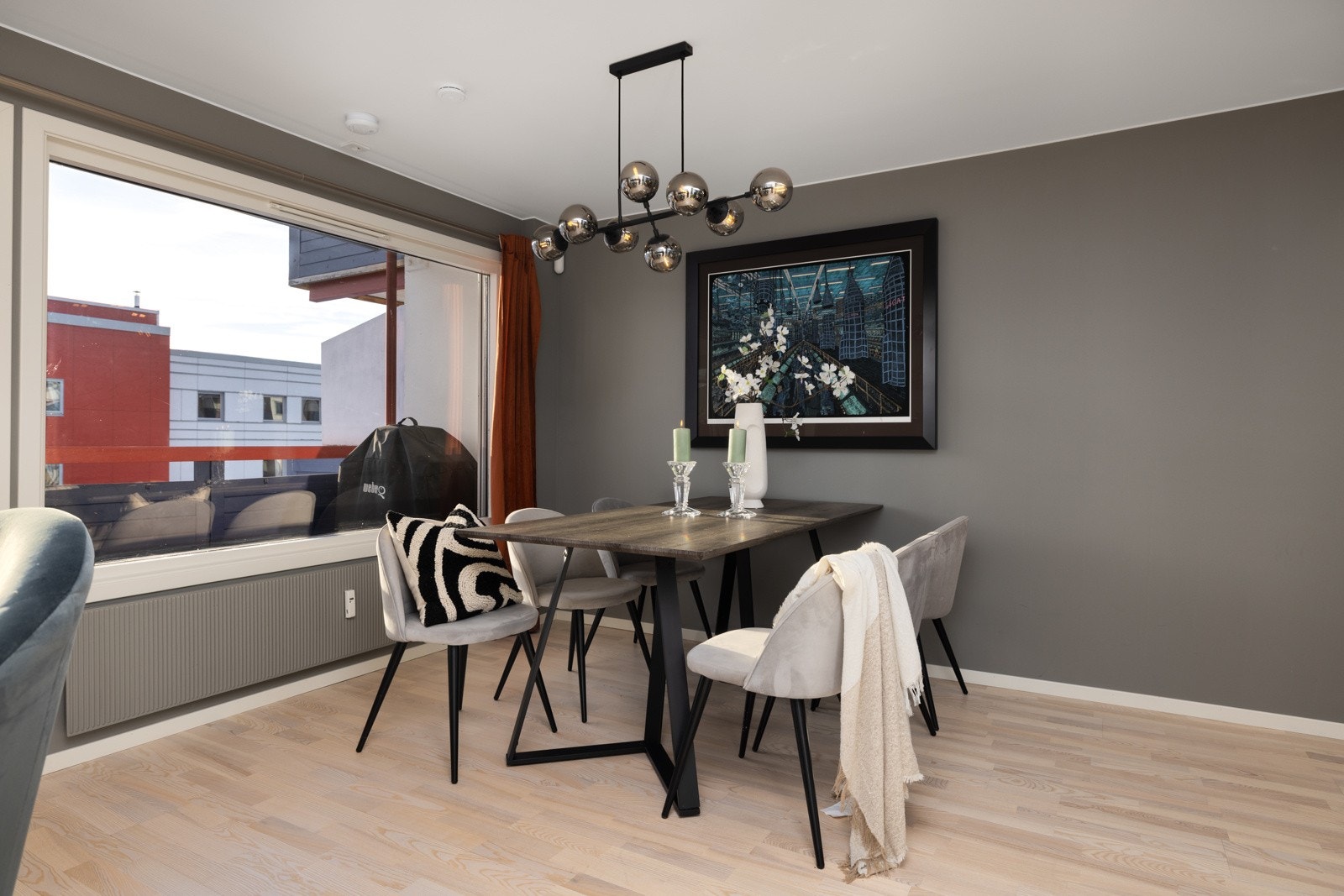 Takket være stuens planløsning er det god plass for møblering av både sofagruppe, spisegruppe og øvrig møblement etter ønske. Galleribilde