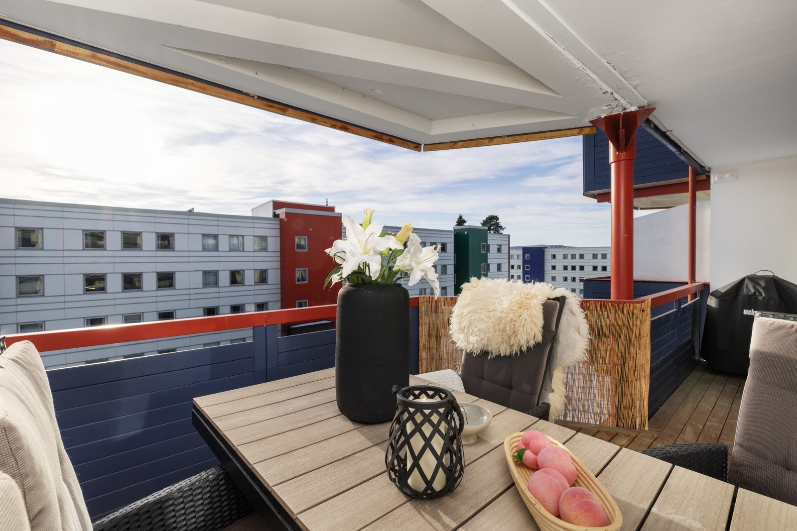 Fra spisestue/kjøkken har du adkomst til boligens herlige balkong på 12 kvm. Det er god plass for utemøblement, grill og annen møblering etter ønske. Galleribilde