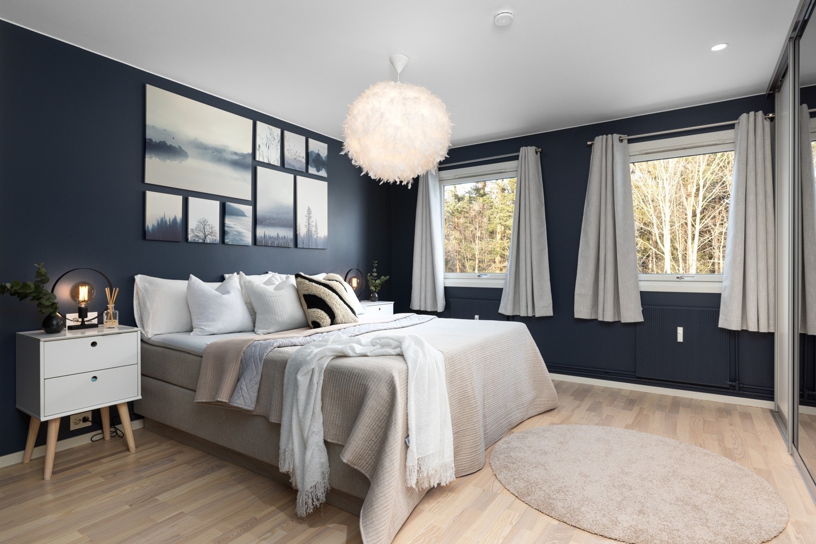 Boligen har totalt 3 soverom. Hovedsoverommet er romslig med god plass for dobbeltseng, nattbord, kommode og øvrig møblement etter ønske. Galleribilde