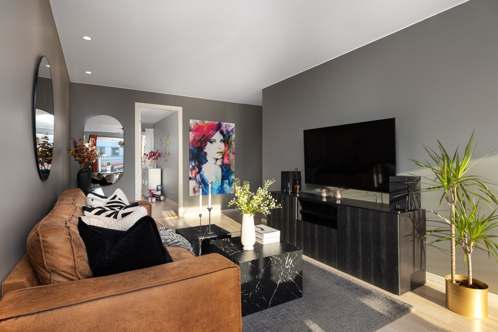 De store vindusflatene tillater rikelig med innslipp av naturlig lys til rommet. Galleribilde