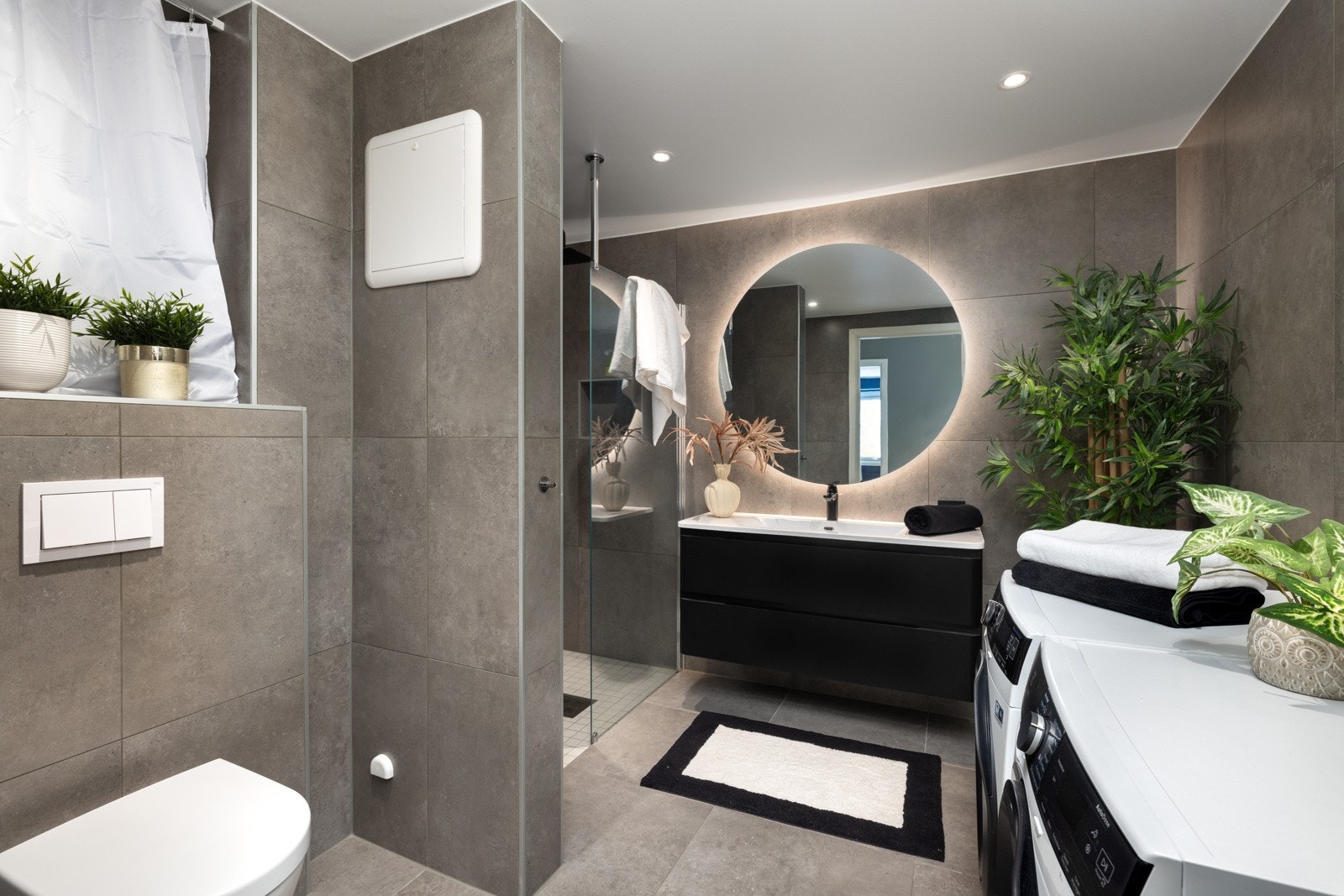 Badet er delikat og moderne, og ble oppusset i 2020. Både vegger og gulv er flislagt, og varme i gulv gir ekstra komfort. Galleribilde