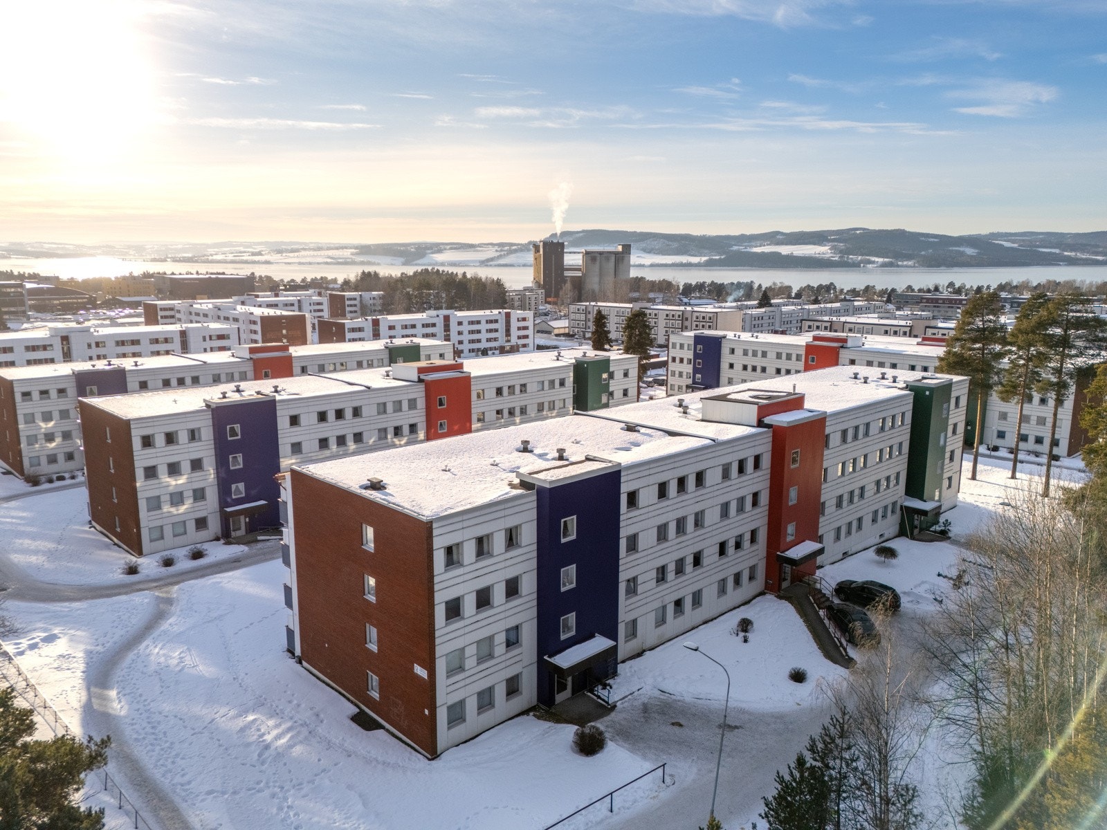 Her er det kort avstand til dagligvarebutikker, Storhamarsentret og Maxi Storsenter, i tillegg til offentlig transport. Galleribilde