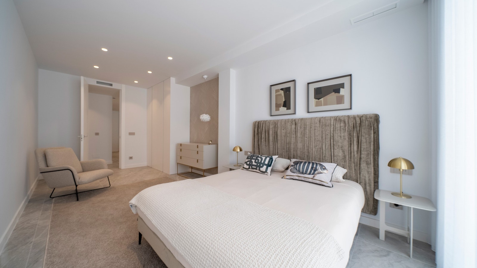 Man sover best i slike store soverom med høy takhøyde... Galleribilde