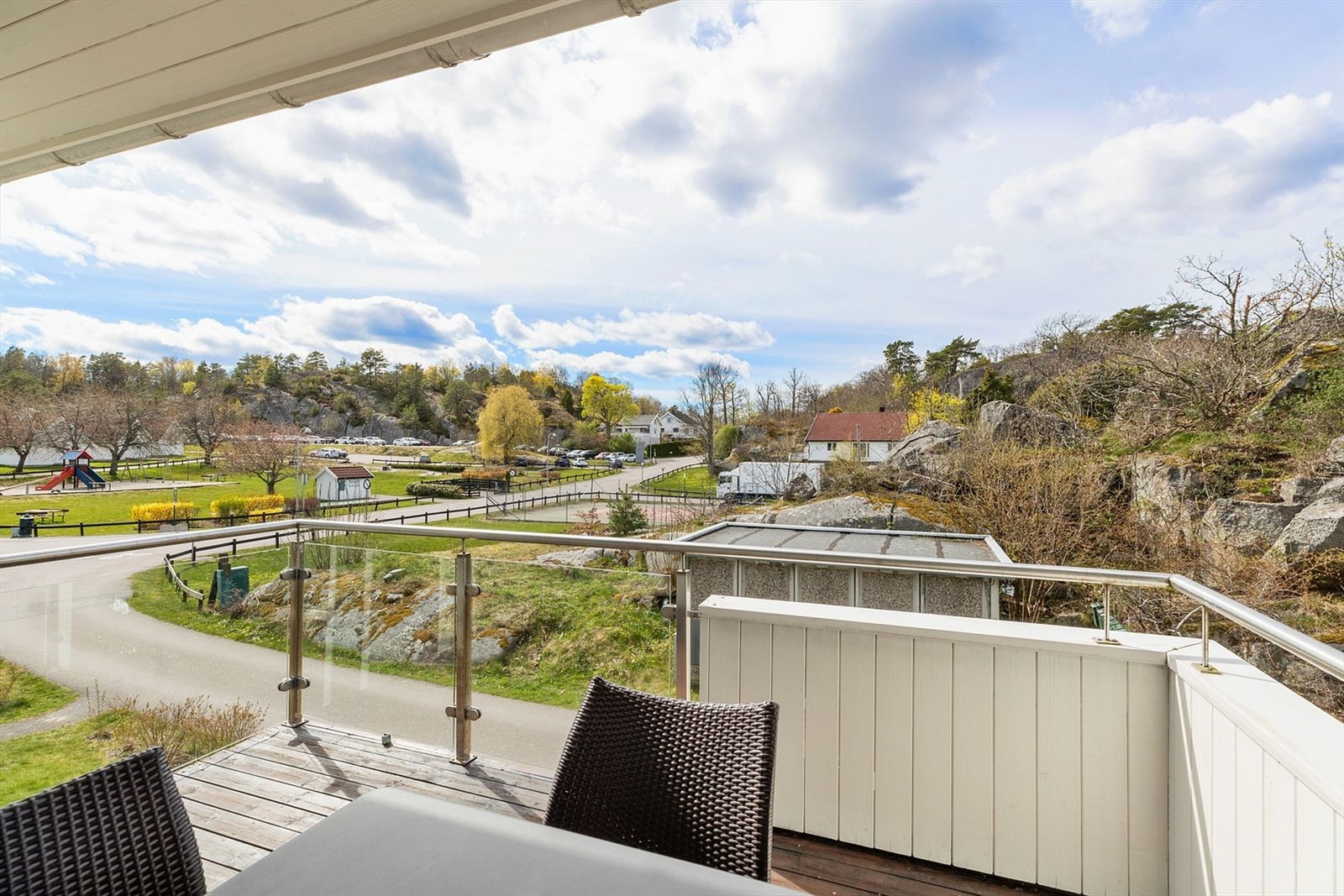 Leiligheten ligger fint tilbaketrukket og har gode solforhold på ettermiddagen og kvelden Galleribilde