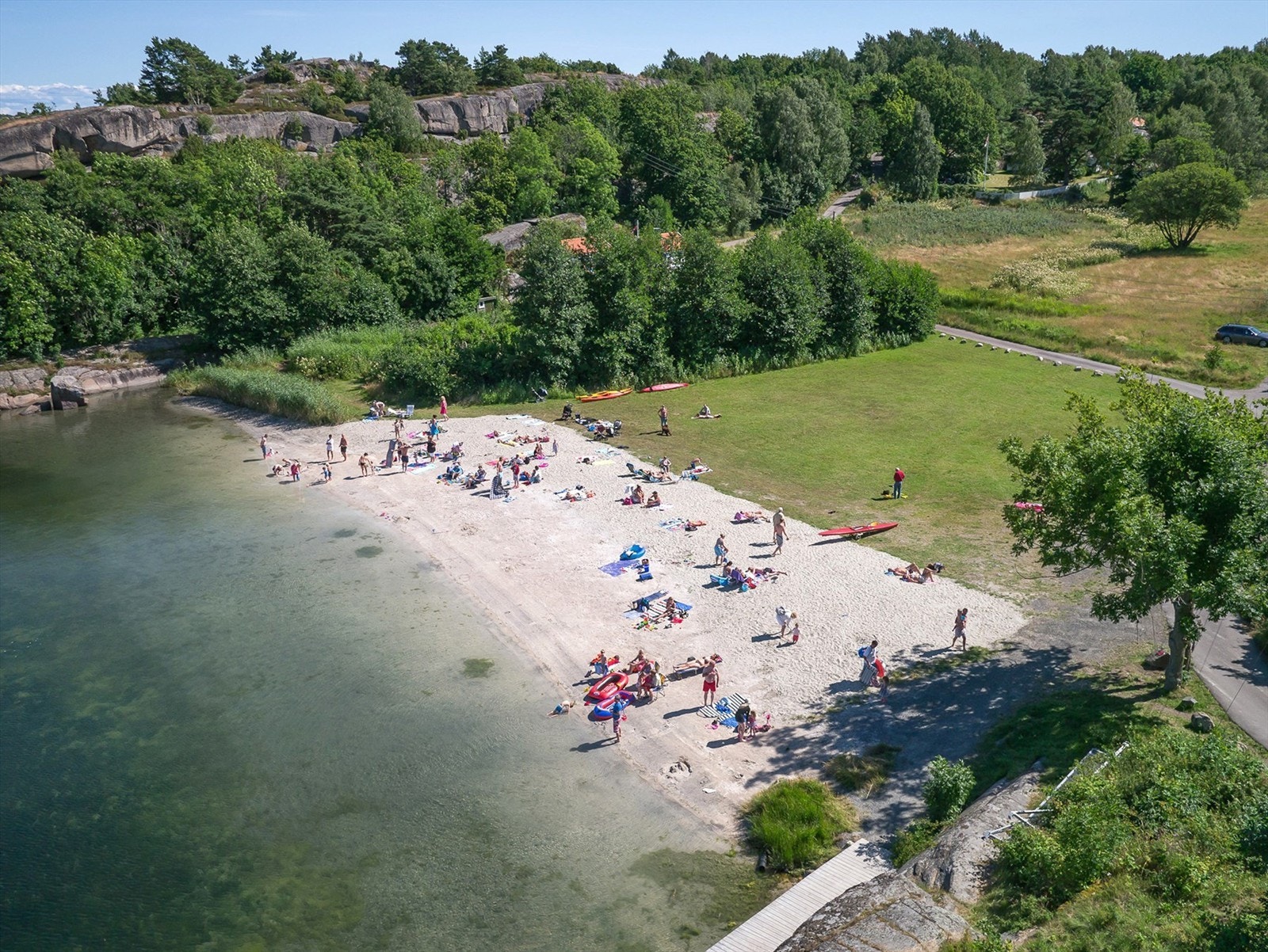 I tilknytning til hotellet finner du en flott, barnevennlig badestrand Galleribilde