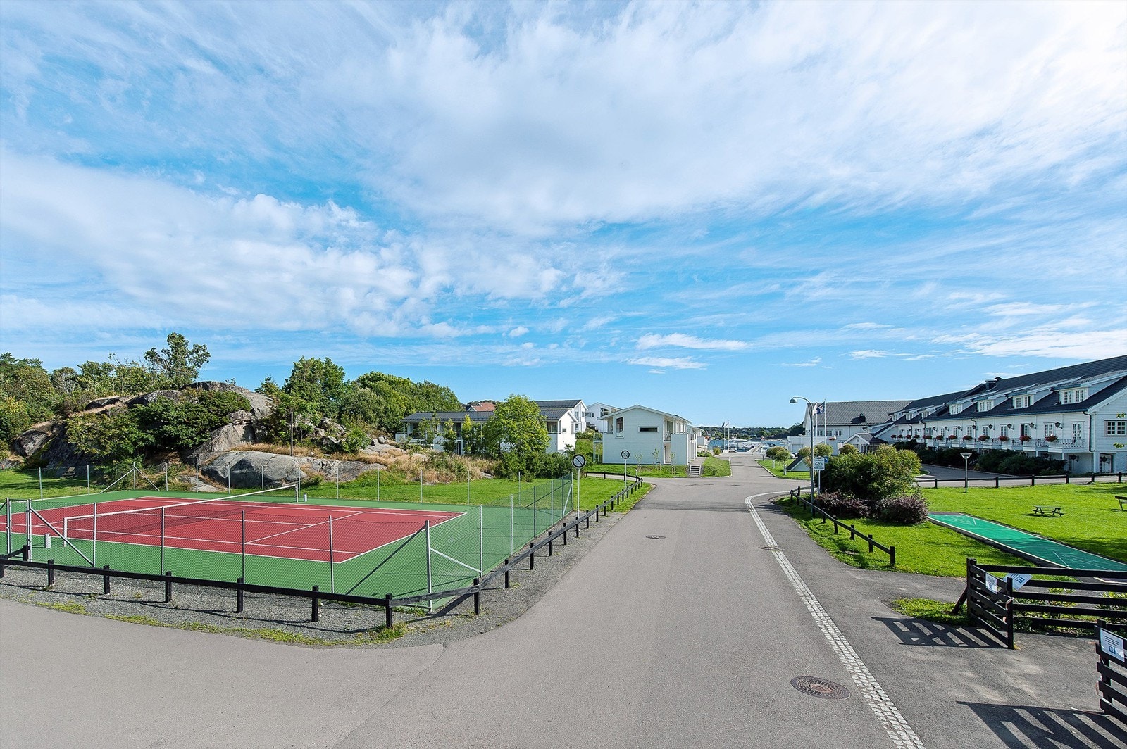 Her er det blant annet svømmebasseng, tennisbane, lekeplass, minigolf og treningsrom Galleribilde