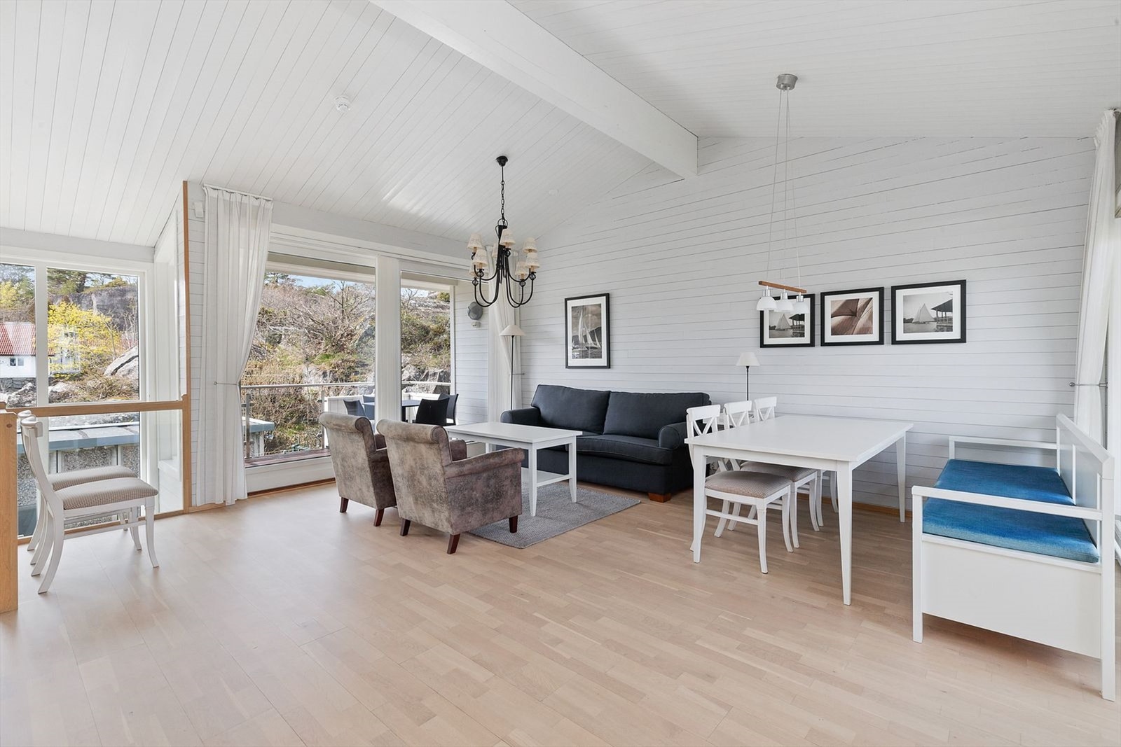 Gulvene har eikeparkett og malt panel på vegger Galleribilde