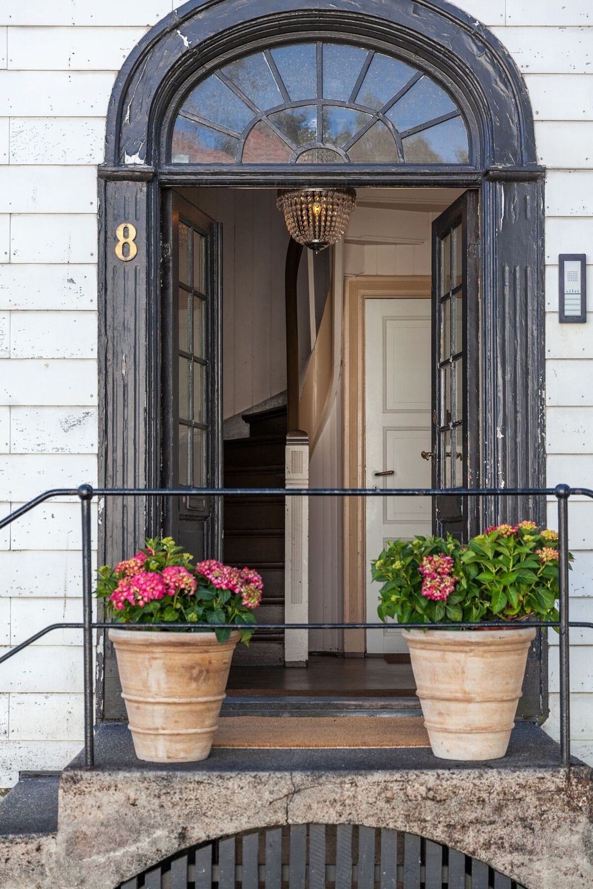 - Velkommen inn | Boligen er opprinnelig fra 1900-tallet og har klassiske fløydører | I dag blir boligen brukt til utleie som generer gode leieinntekter pr.mnd/år - Galleribilde