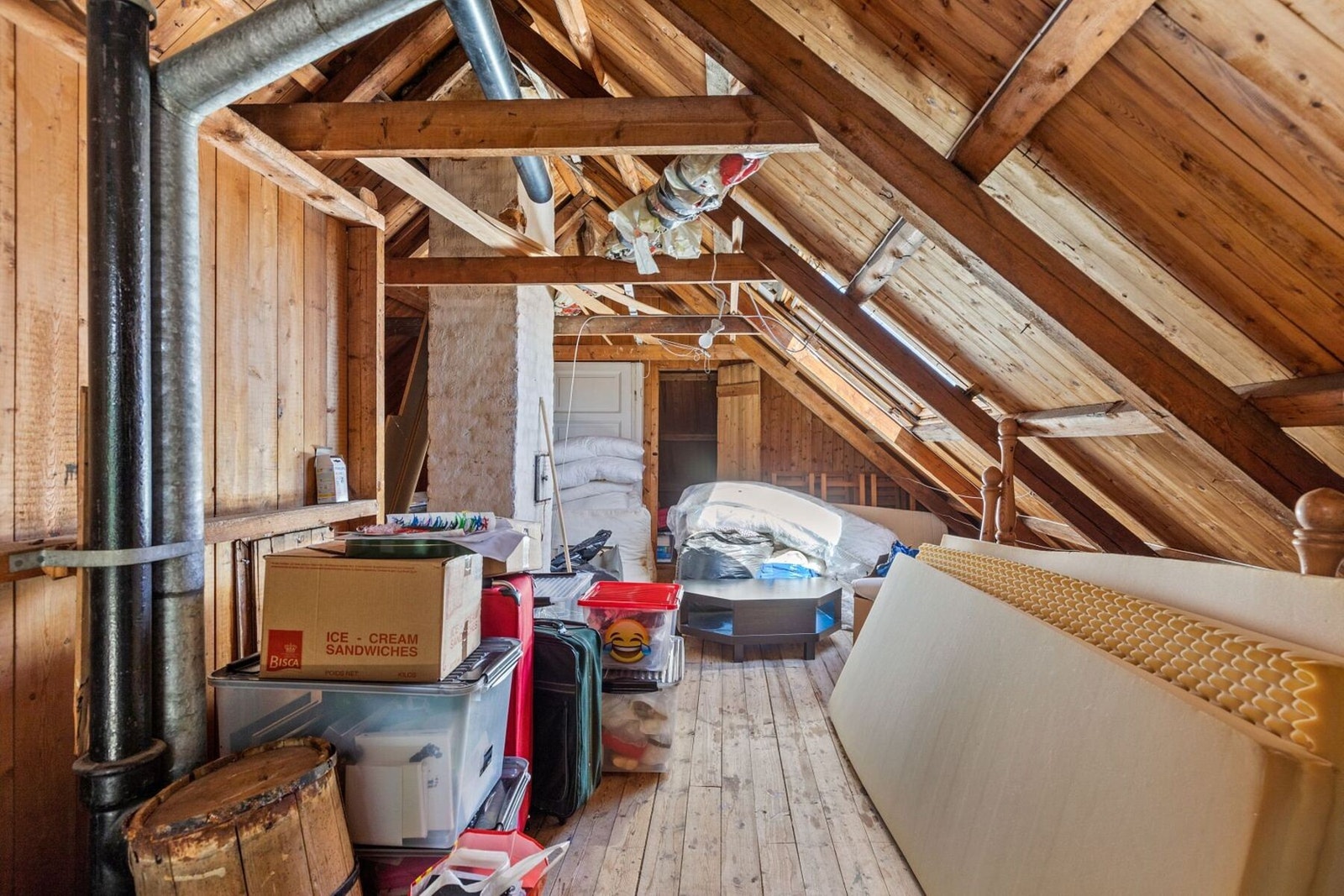 - Det er også et stort loftstrom som måler hele 50 BRA-i | Praktisk med oppbevaring/lagring - Galleribilde