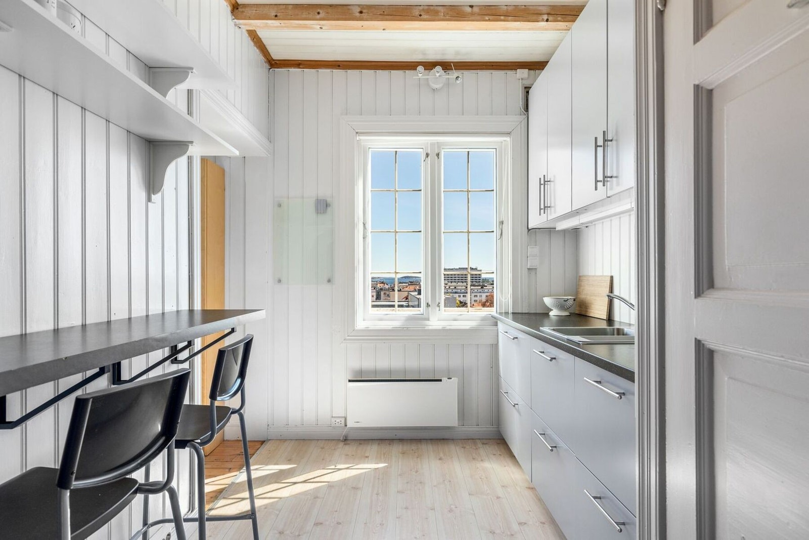 - Kjøkkenet fremstår som moderne med god utnyttelse | Nyere innredning fra IKEA - Galleribilde