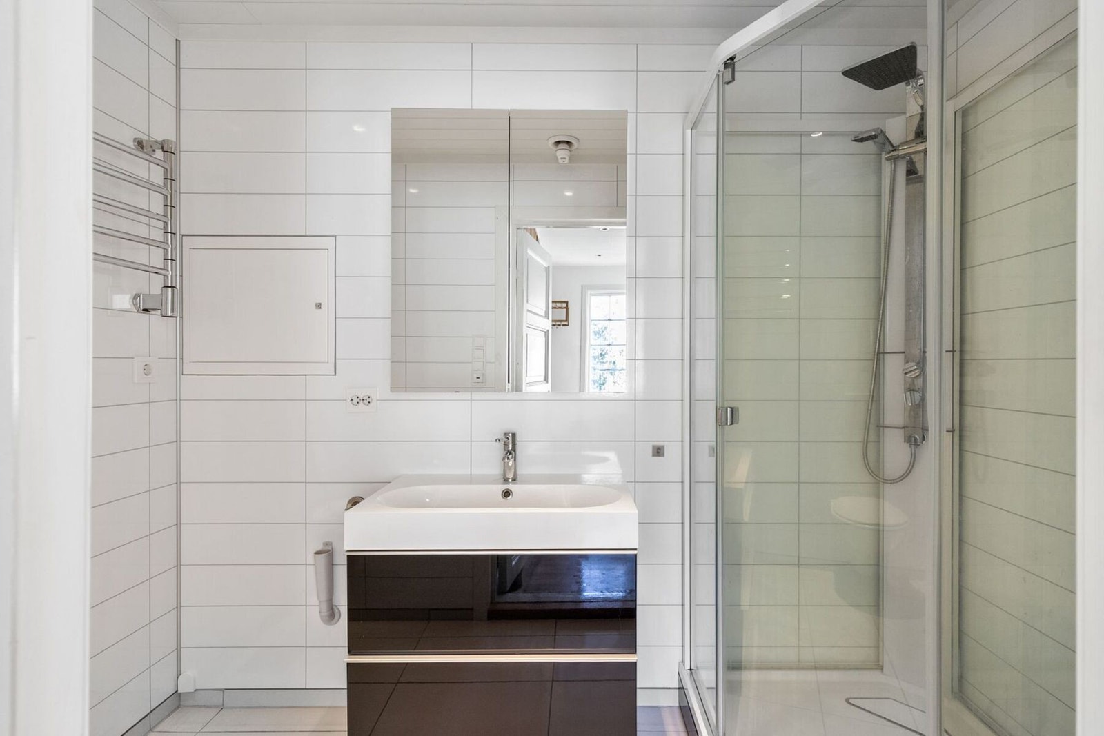 - Oppgradert bad fra 2012 | Dusjkabinett og vaskerom i kjeller - Galleribilde