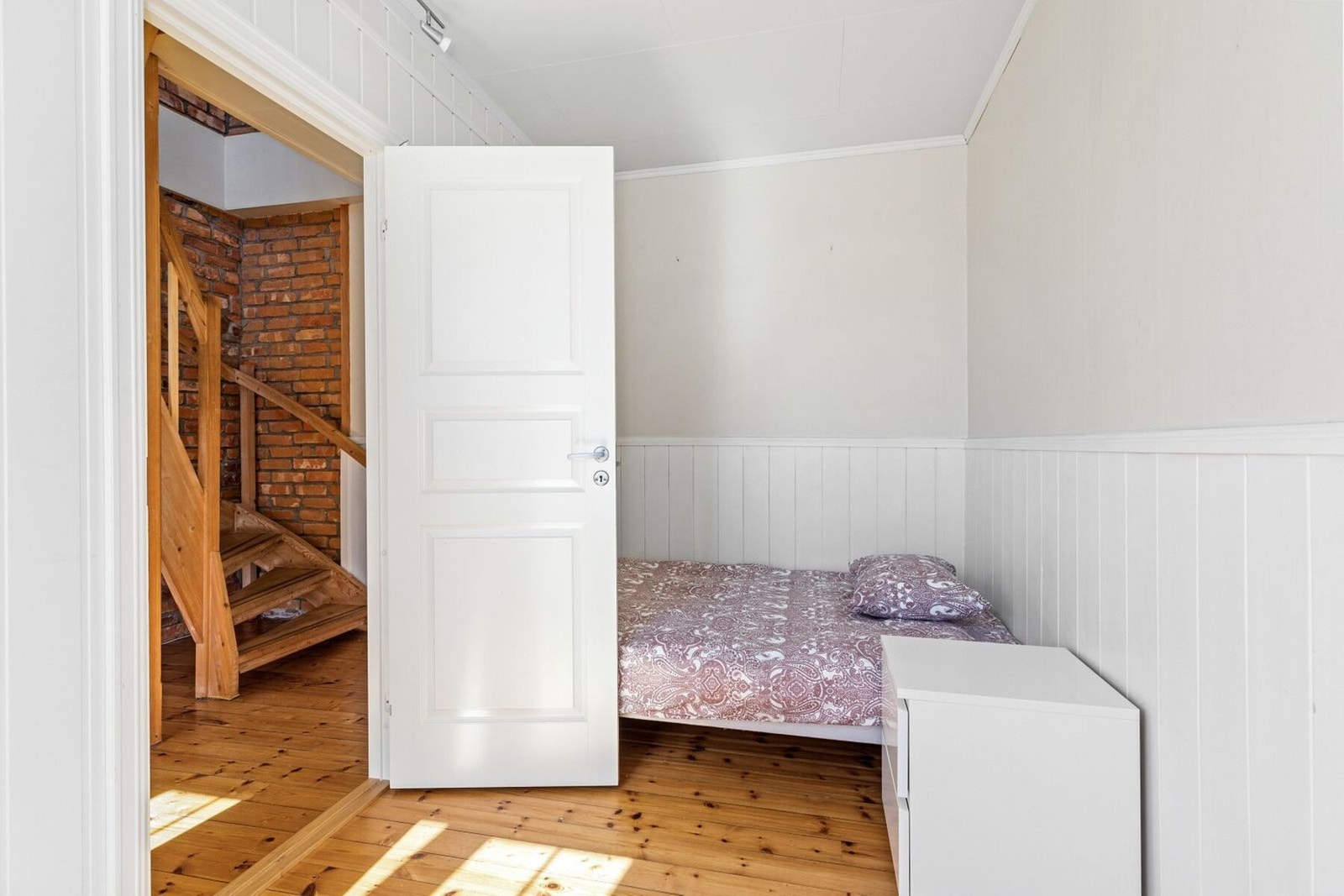 - Soverom 2 | Plass til både garderobeskap/pult - Galleribilde