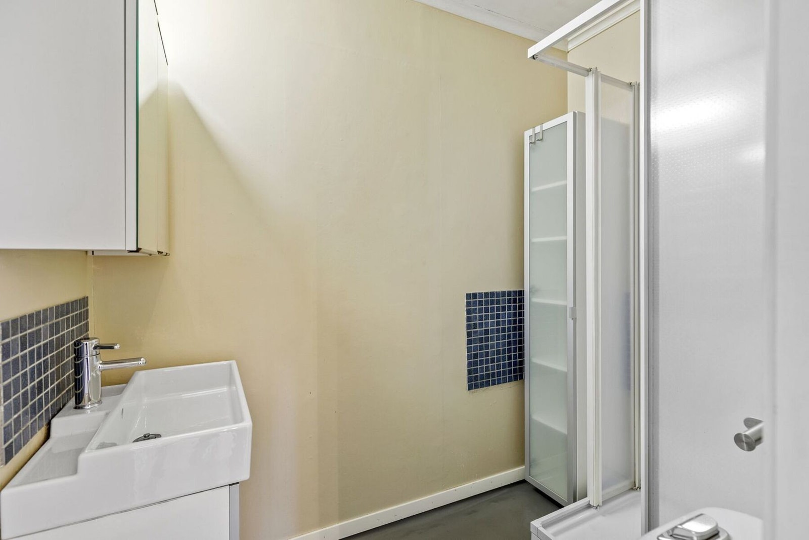 - Baderom med dusjkabinett | Vaskerom i kjeller - Galleribilde