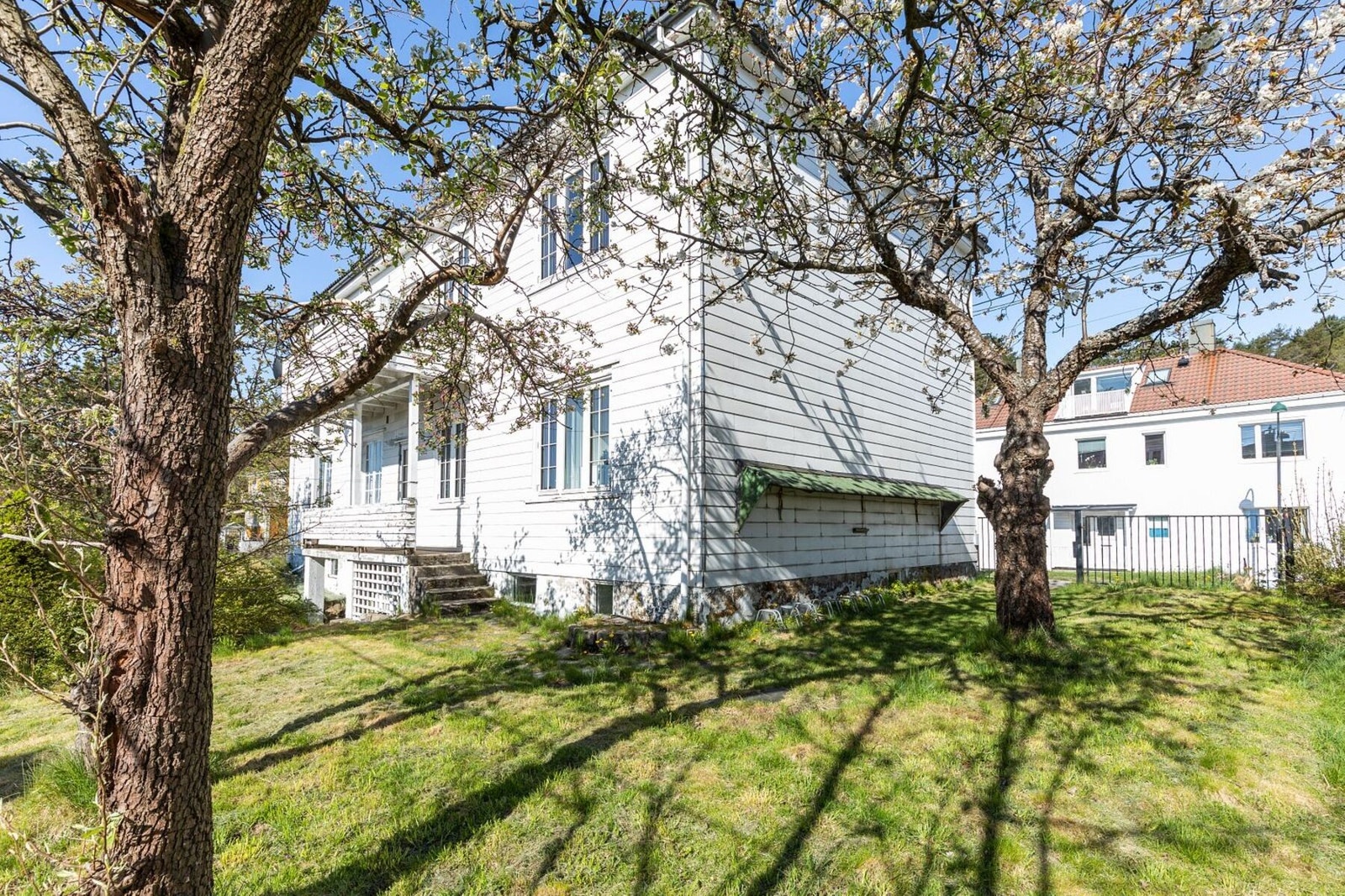 - Boligen har flere klassiske detaljer og er omkranset av grønne omgivelser og beplantning - Galleribilde