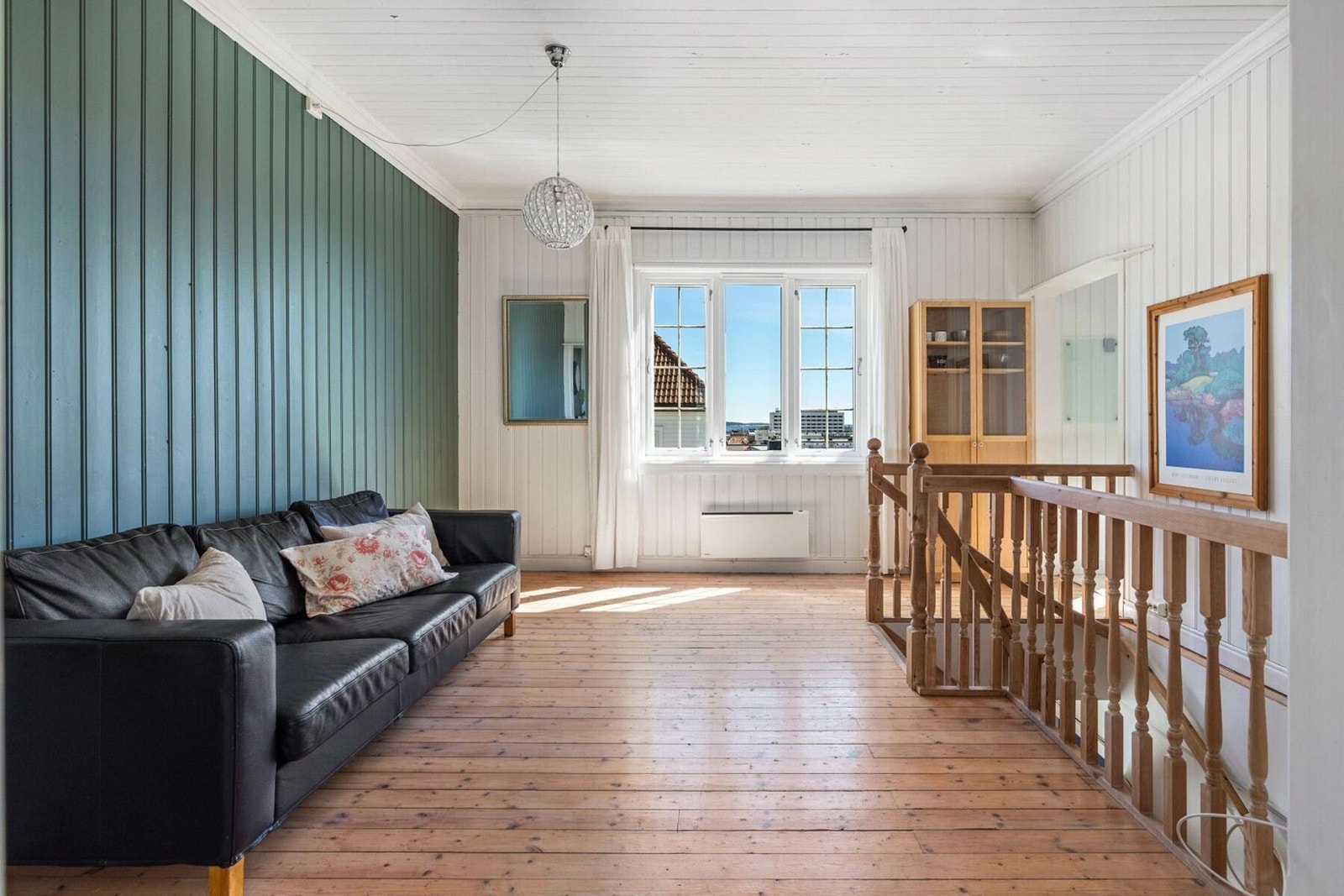 - Ellers godt med lysinnslipp fra vinduene | Den grønne veggen er i dag malt til sort - Galleribilde