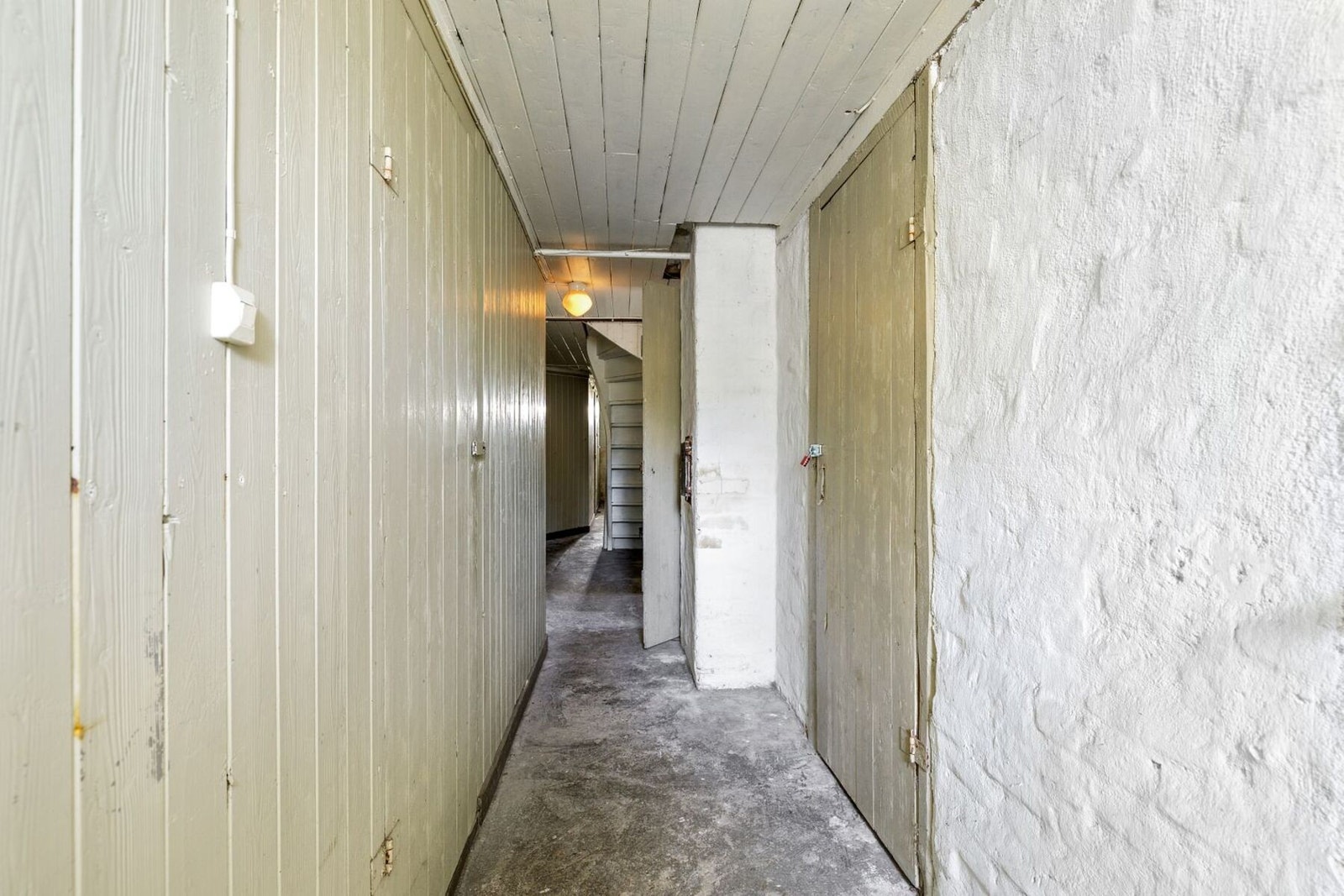 - Stor kjeller som måler 103BRA-i | Her finner vi hele 10 boder som praktisk kan fordeles mellom alle rommene - Galleribilde