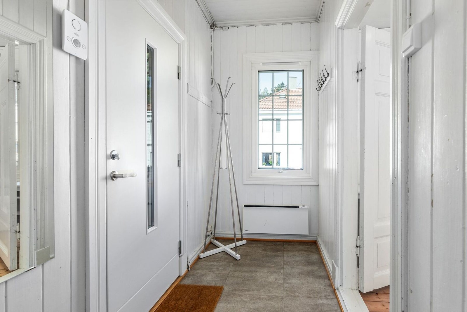 - Boligen er etter historien opprinnelig en firemannsbolig, men i dag er det 3 enheter/leiligheter som blir leid ut | Dette er inn i leilighet nr.1, som er størst og går over to etasjer - Galleribilde