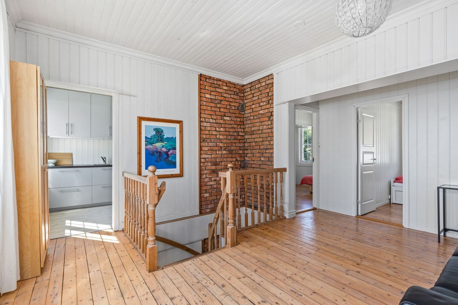 - Stuen er lys med sjarmerende, originale tregulv - Galleribilde