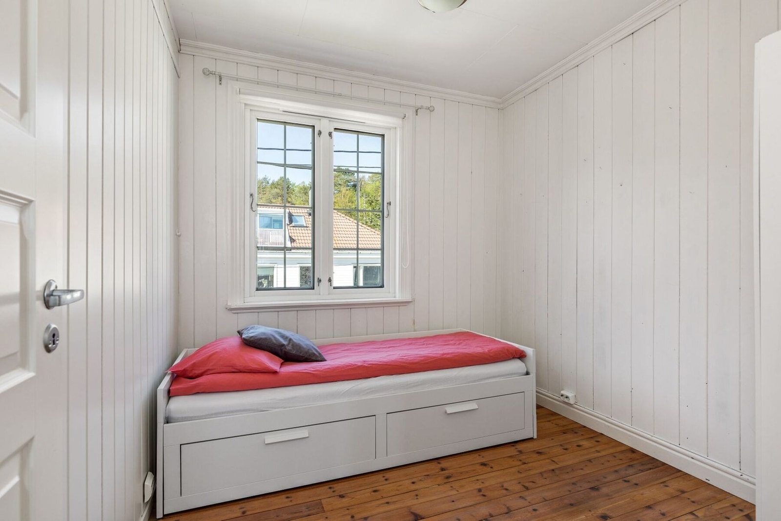 - Soverom 4 i andre etasje (ikke avbildet av alle soverom) | Plass til både garderobeskap/pult - Galleribilde