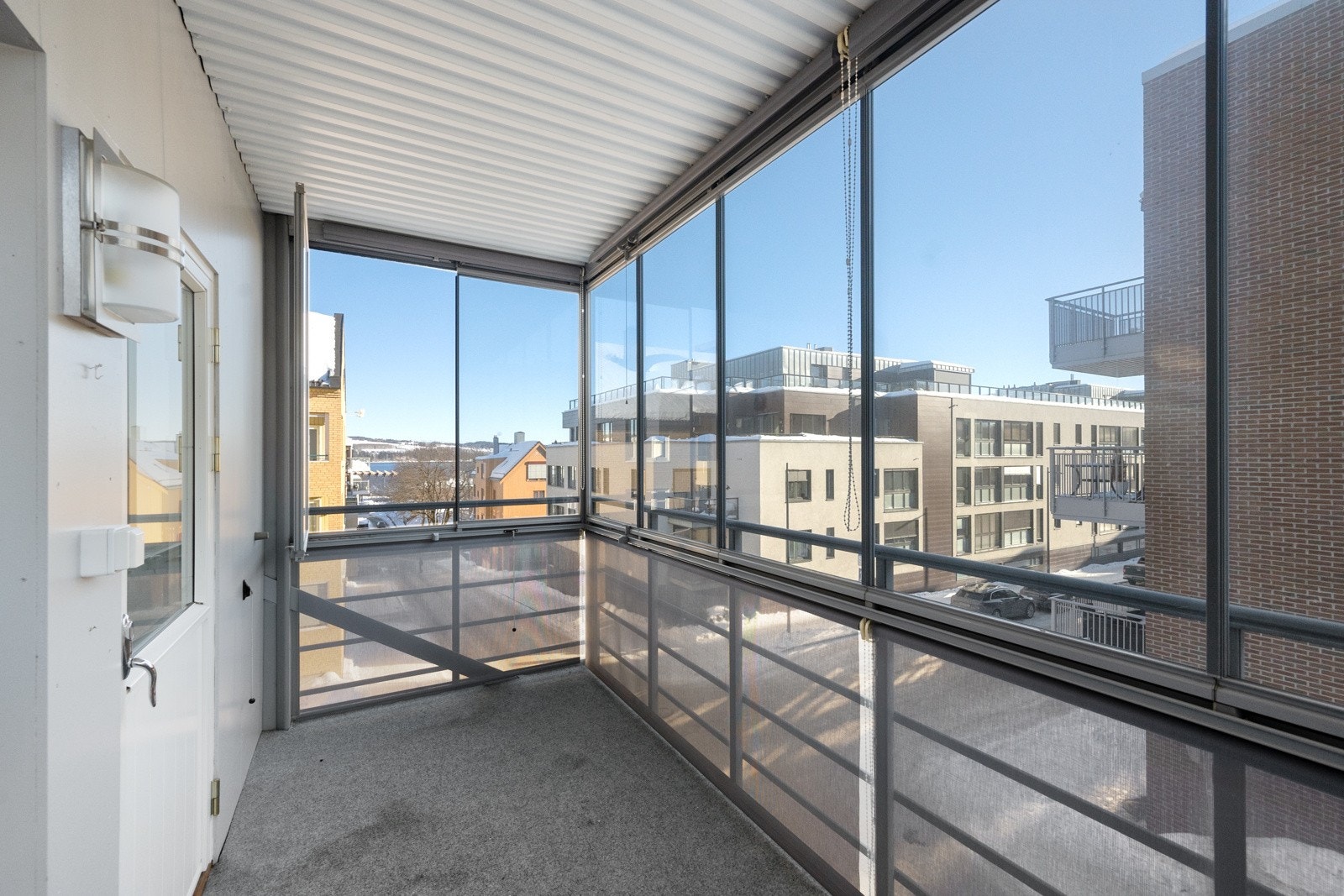 Den innglassede balkongen gir et ekstra rom og forlenger utesesongen. Galleribilde