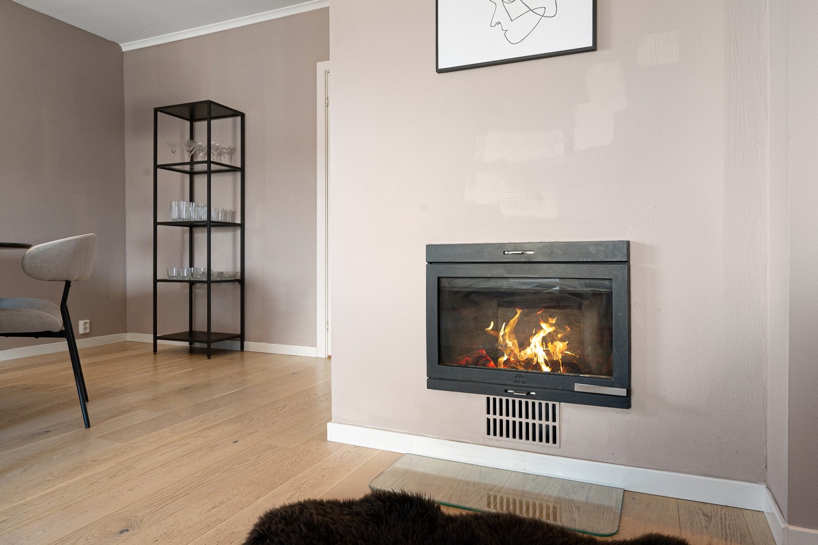 Leiligheten varmes opp via panelovner, gulvvarme på bad og en stemningsfull peis i stuen. Galleribilde