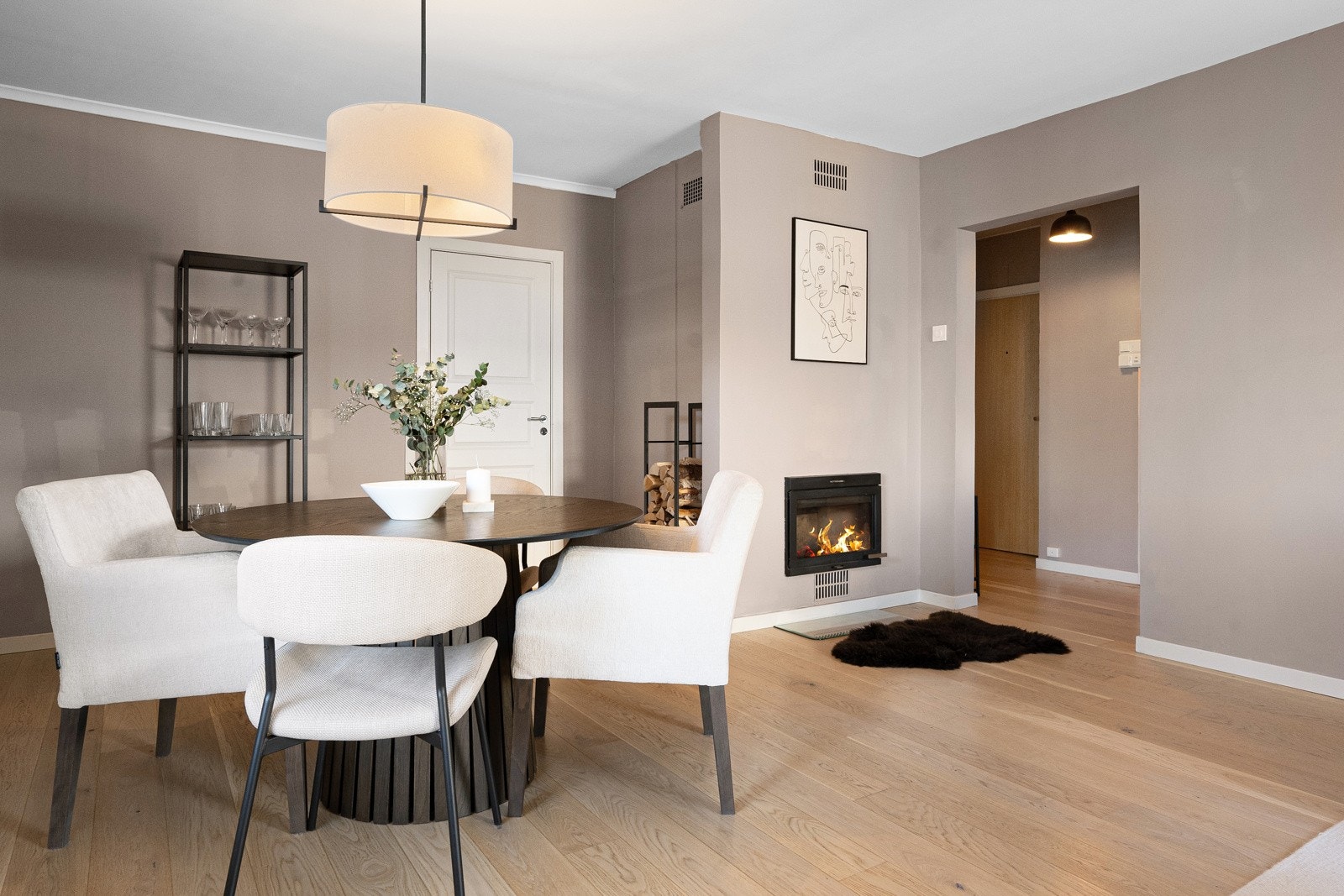 Lun og koselig stue med ildsted. Galleribilde