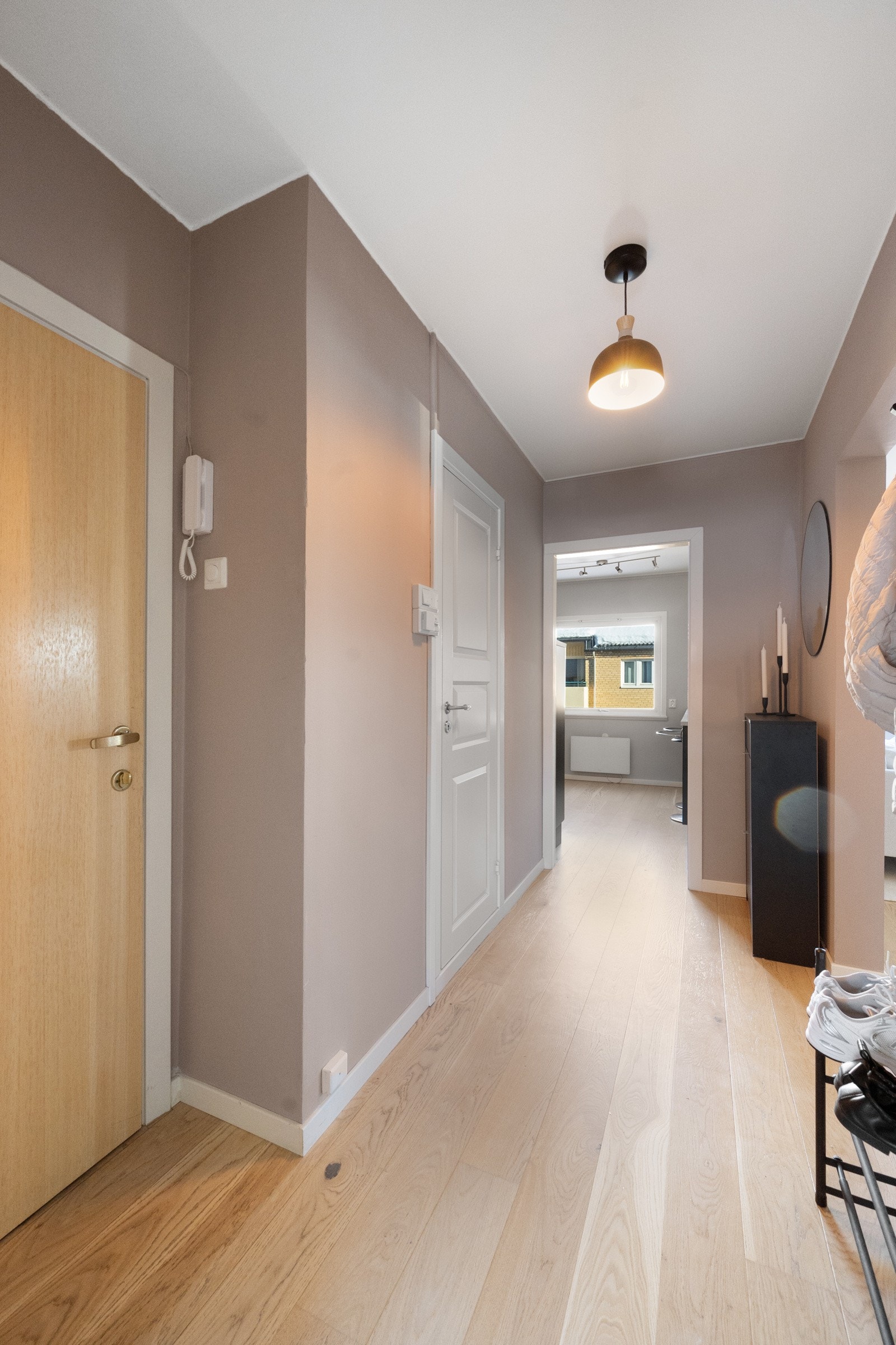 Entre med plass til oppbevaring av klær og sko. Galleribilde