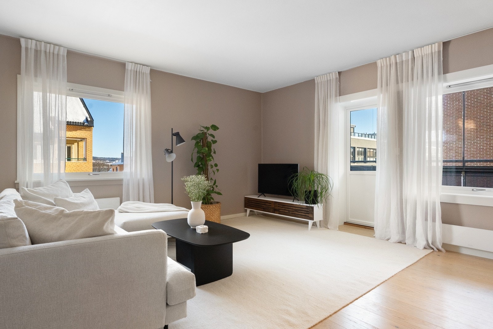 Fra stuen er det utgang til innglasset balkong på ca 6 kvm. Galleribilde