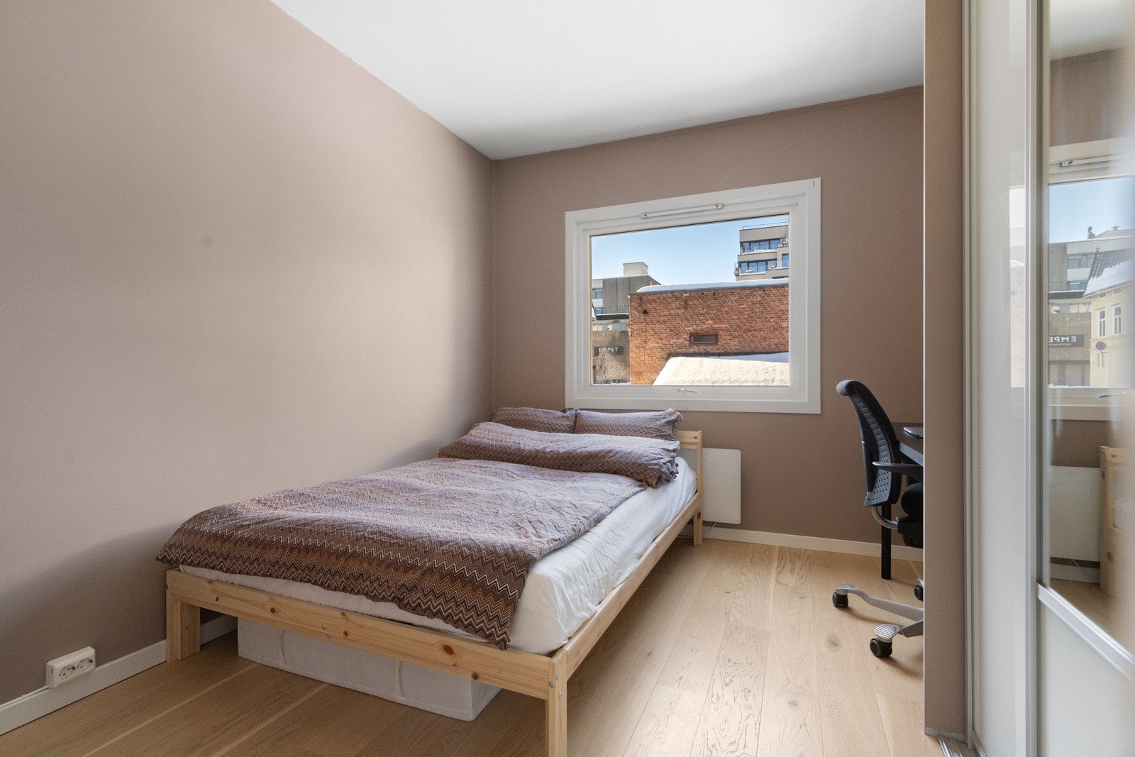 Soverom nr. 2 kan benyttes som gjesterom / barnerom / hjemmekontor. Galleribilde