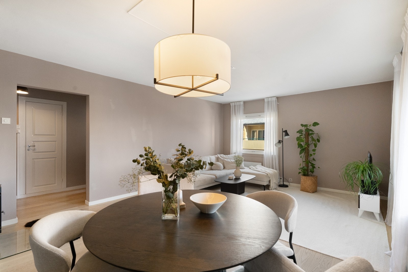 I stuen er det god plass til både soffagruppe og spisestue. Galleribilde