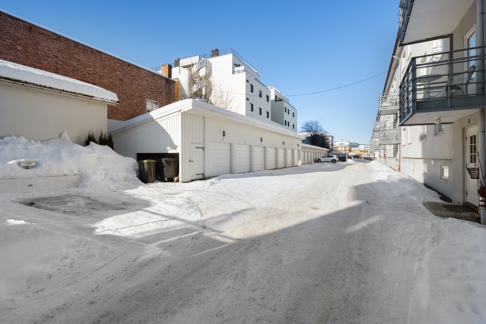 Andelseier har parkeringsmuligheter i felles garasje (venteliste). Ellers gateparkering etter gjeldende bestemmelser. Galleribilde