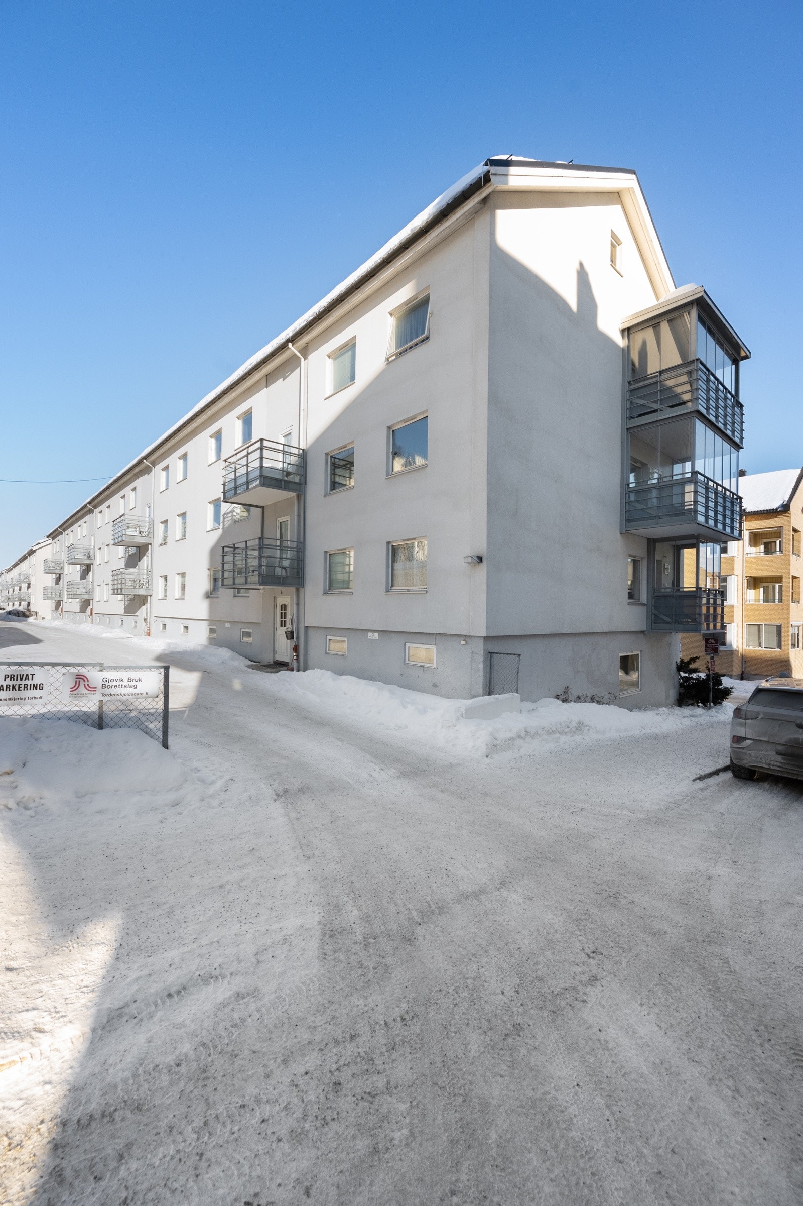 Her bor du med gangavstand til CC Gjøvik, togstasjonen, post, bank, Storgatas butikker, skoler og den idylliske strandpromenaden. Galleribilde