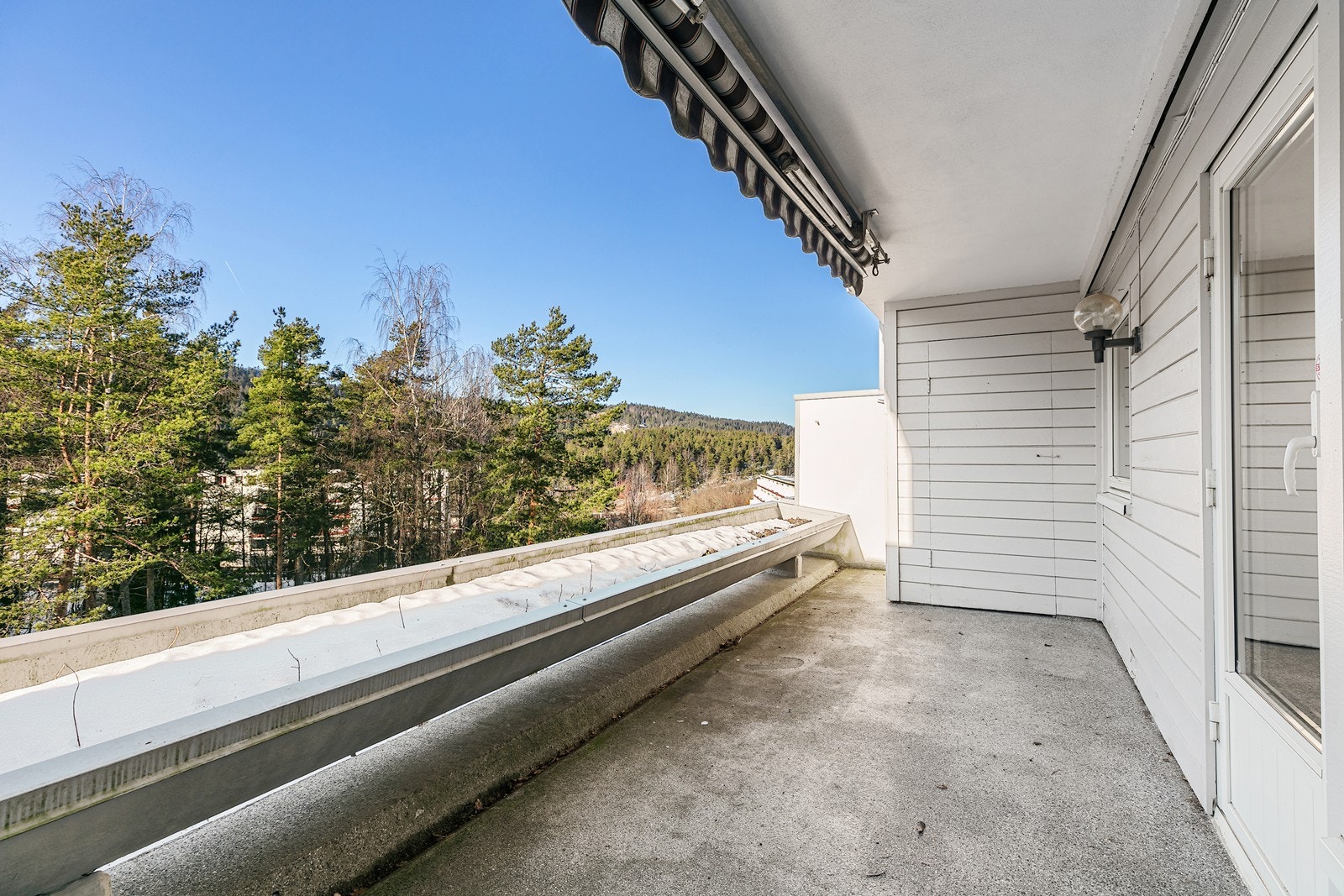 Balkongen er på 12 kvm og har god plass til utemøblement, grill ol. Det er utvendig bod på ca 2 kvm. Galleribilde