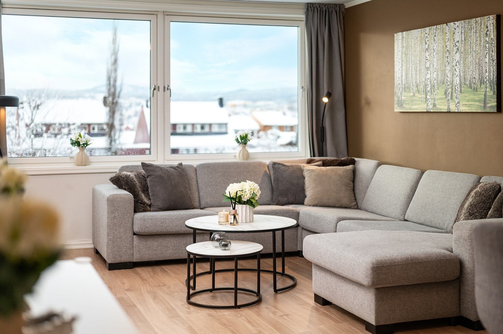 Stuen ble oppmalt i moderne farger i 2025. Det er også varmefolje i gulv på stue, entrè og kjøkken. Galleribilde