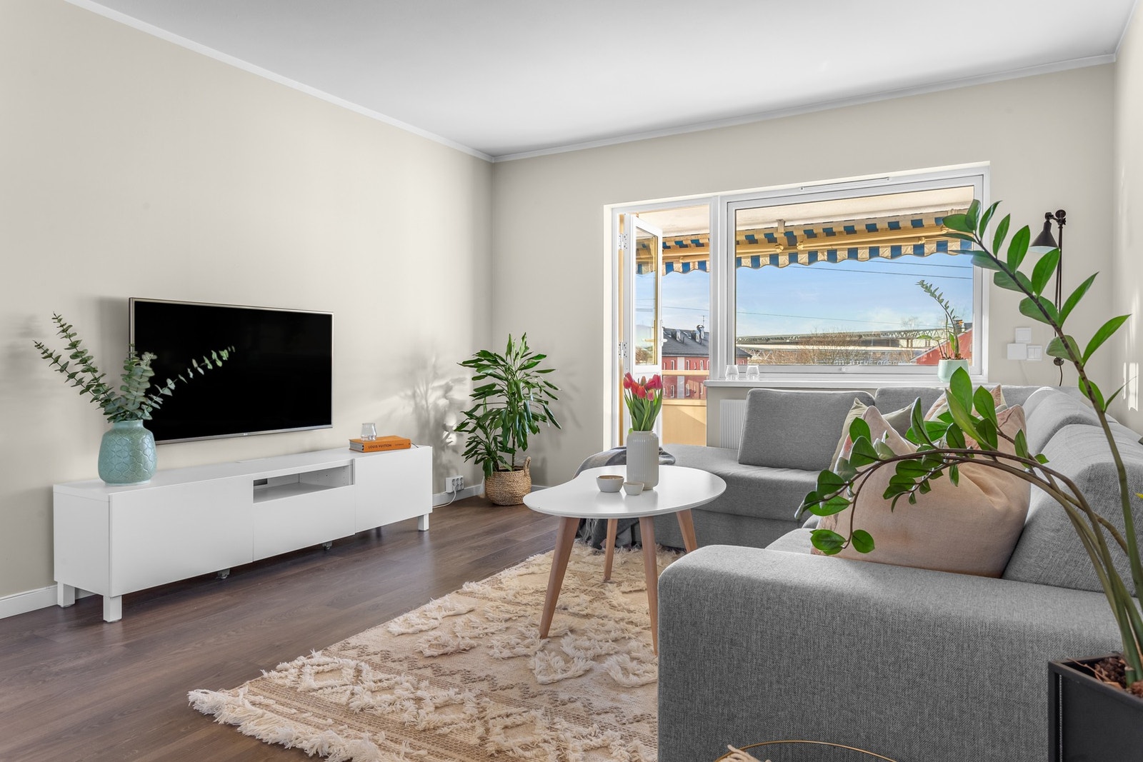 Det er romslig og god plass til sofagruppe samt tilhørende møblement. Galleribilde