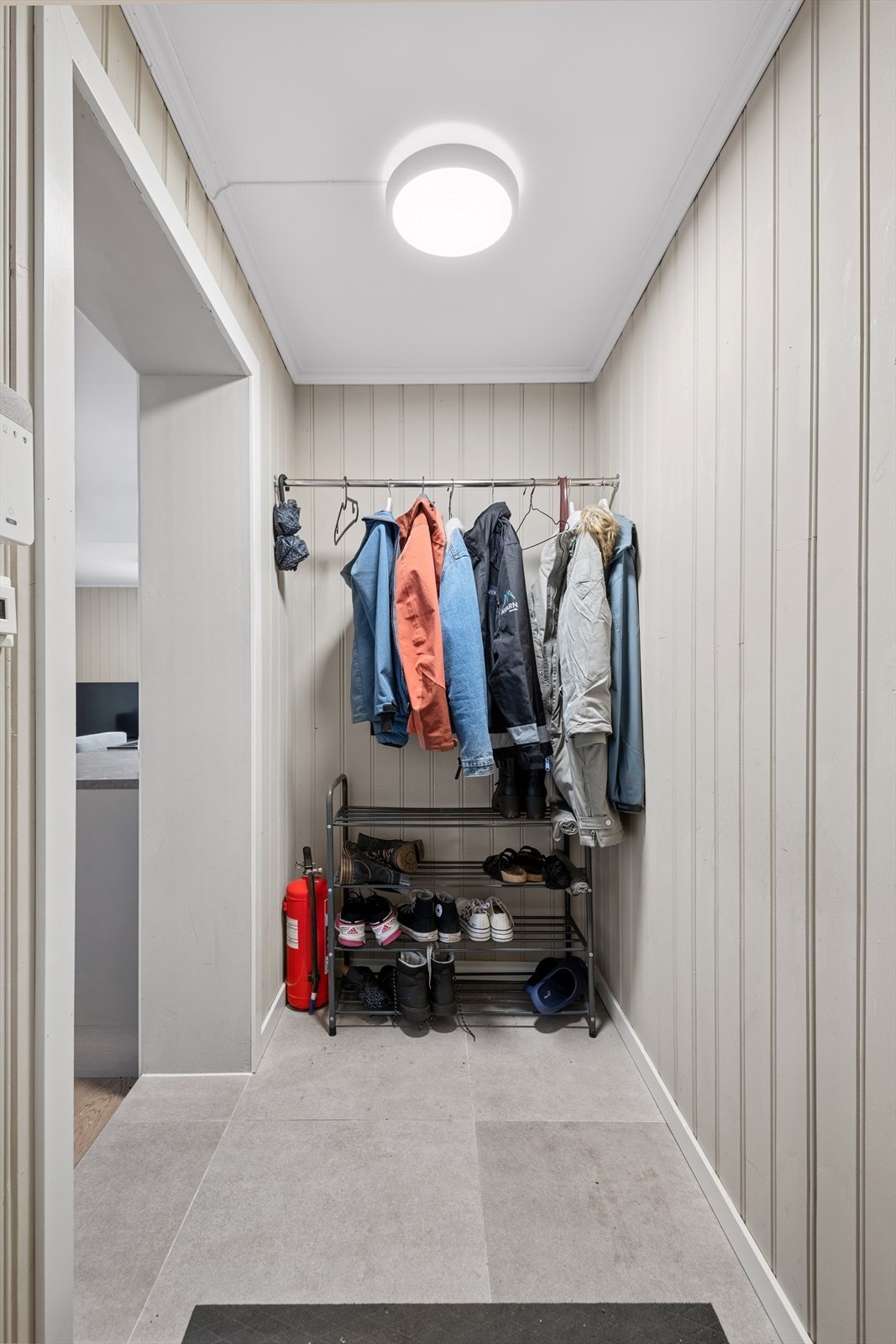 Velkommen inn. Entré med god plass for klesavheng og sette fra seg skoene. Galleribilde