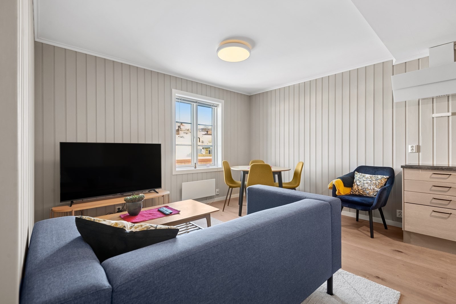 Leiligheten har en praktisk og sosial planløsning med stue og kjøkken i åpen løsning. Galleribilde
