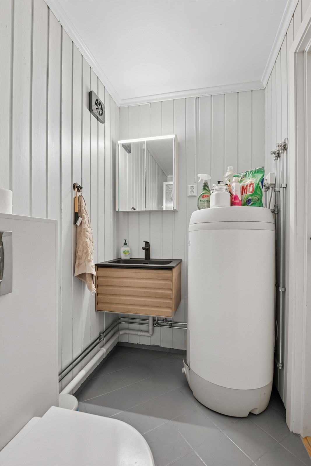 Badet har avtrekksvifte med ventil plassert på vegg og det er behagelig gulvvarme. Galleribilde