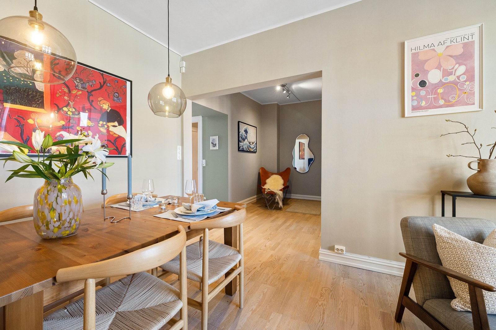 Nylig renoverte vegger og tak i mesteparten av boligen, med delikate fargetoner. Galleribilde