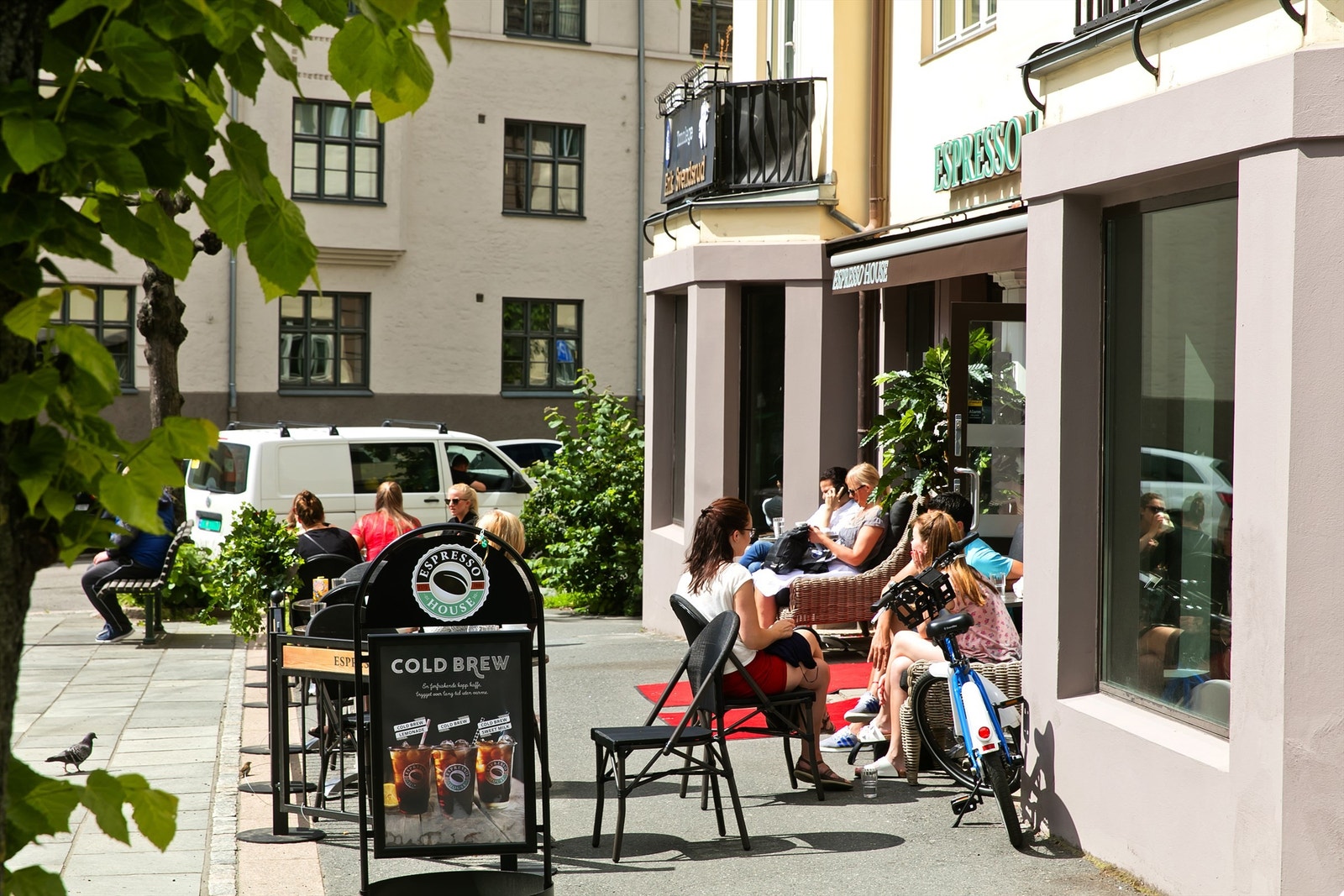 Eller en pust i bakken ved et av Oslos kaffehus. Galleribilde