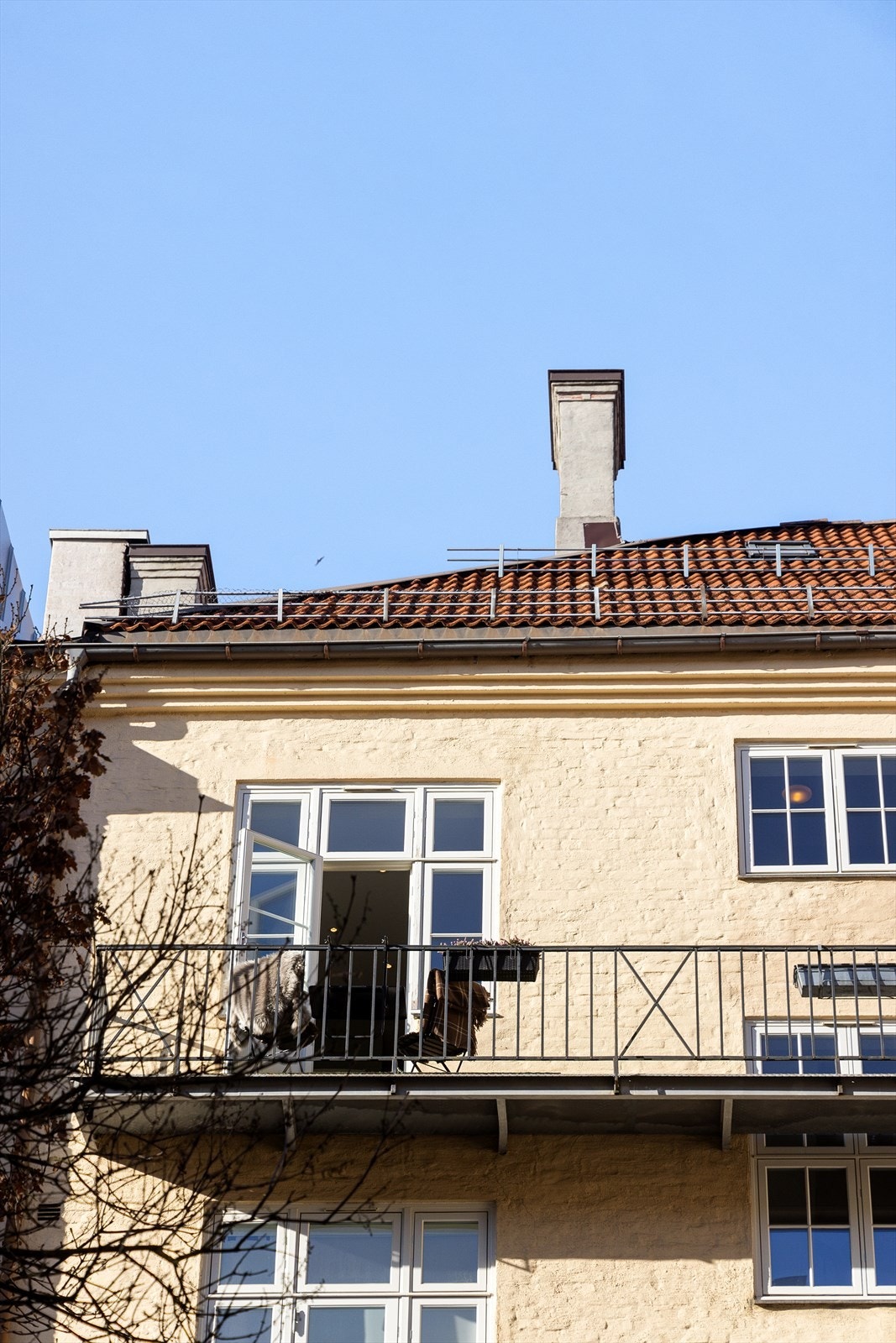 Andelsleiligheten er beliggende i byggets 4. etasje, med utgang til felles brannbalkong fra kjøkken, vendt mot rolig bakgård. Galleribilde