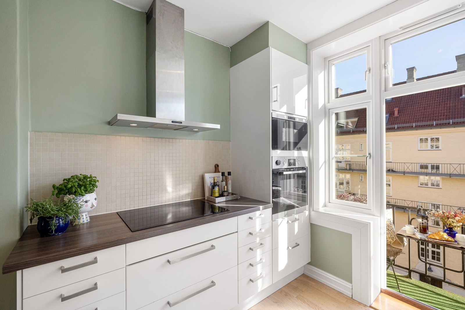 Moderne kjøkkeninnredning med glatte fronter, benkeplater av laminat, og integrerte hvitevarer. Galleribilde
