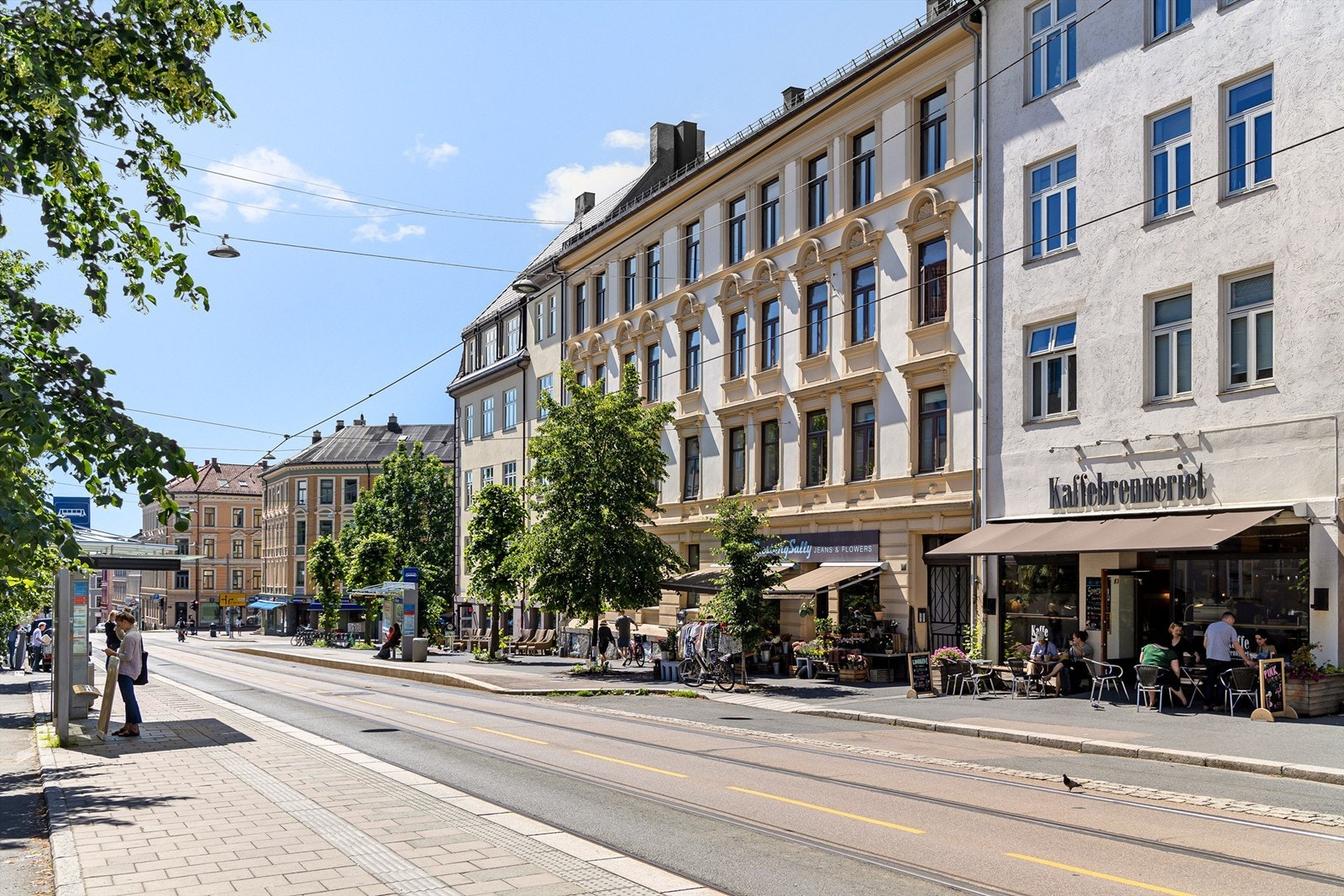 Leiligheten ligger sentralt til og man når store deler av byen til fots eller på bysykkel. For øvrig kun 100 m til trikkestopp (linje 11, 12 og 18) i Vogts gate, og busstopp i Hegermanns gate (linje 20, samt flybuss). Galleribilde
