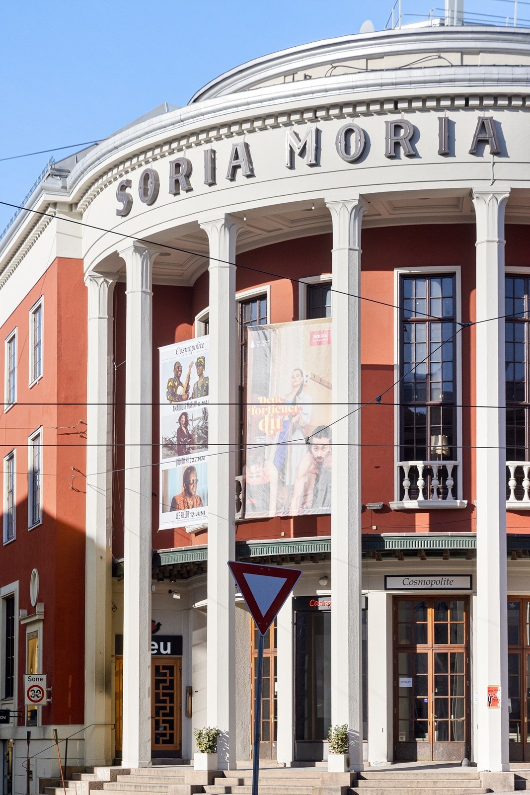 Kort vei til yrende liv og spennende kulturtilbud som kulturslottet Soria Moria med konserter, bar/restaurant og teater. Galleribilde