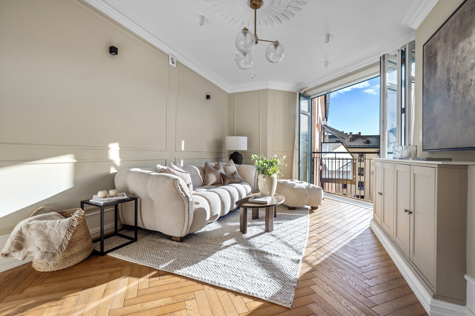 En lys og elegant stue 2 med klassisk interiørdesign. Galleribilde